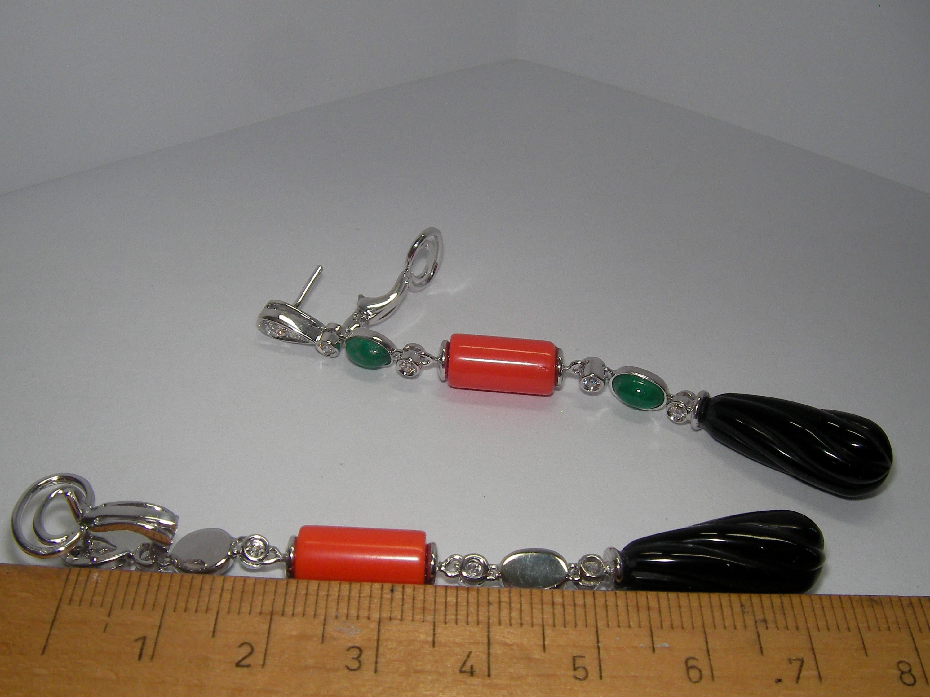 18 Karat White Gold Diamond Coral Emerald and Onyx Dangle Earrings In New Condition In Duesseldorf, DE