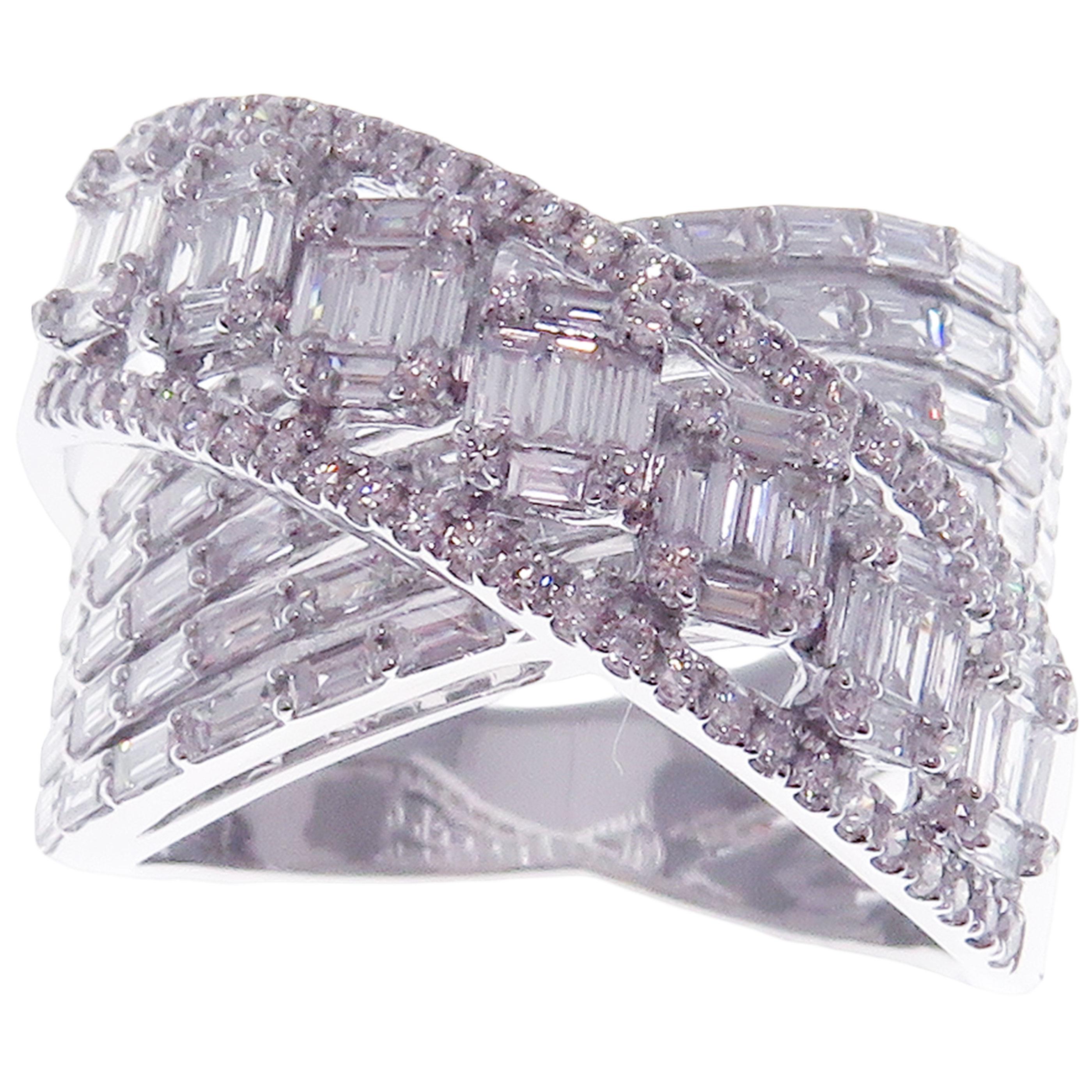 18 Karat White Gold Diamond Criss Cross Illusion Ring In New Condition For Sale In Los Angeles, CA
