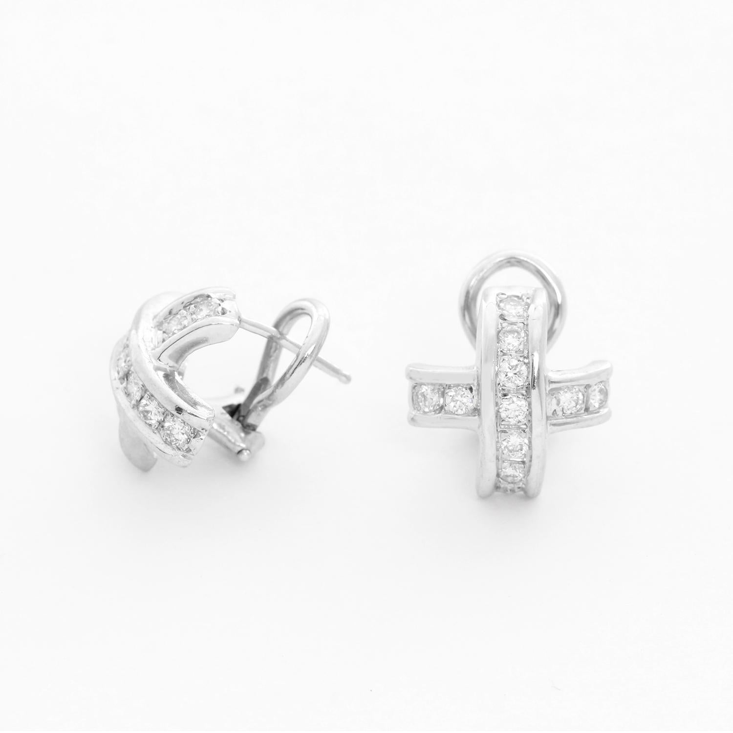 18K White Gold Diamond Cross Earrings - 18K White Gold Kreuz Ohrringe mit 11 Diamanten in jedem Ohrring.  Mit Hebelrückseite. Gesamtlänge 13 mm. Gesamtgewicht 6.7 Gramm. 