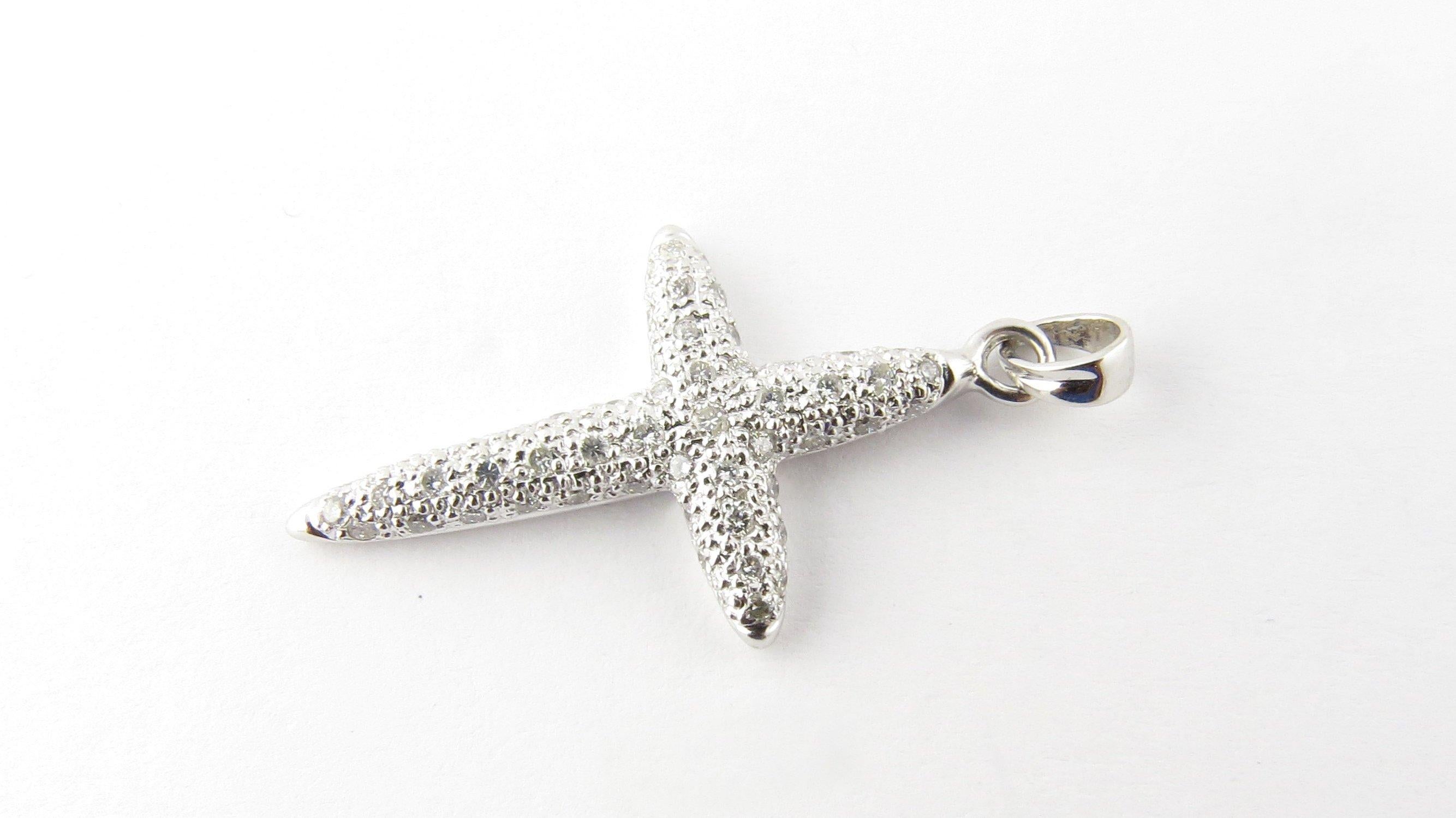 Ciondolo a croce con diamante in oro bianco 18 carati In condizioni buone in vendita a Washington Depot, CT