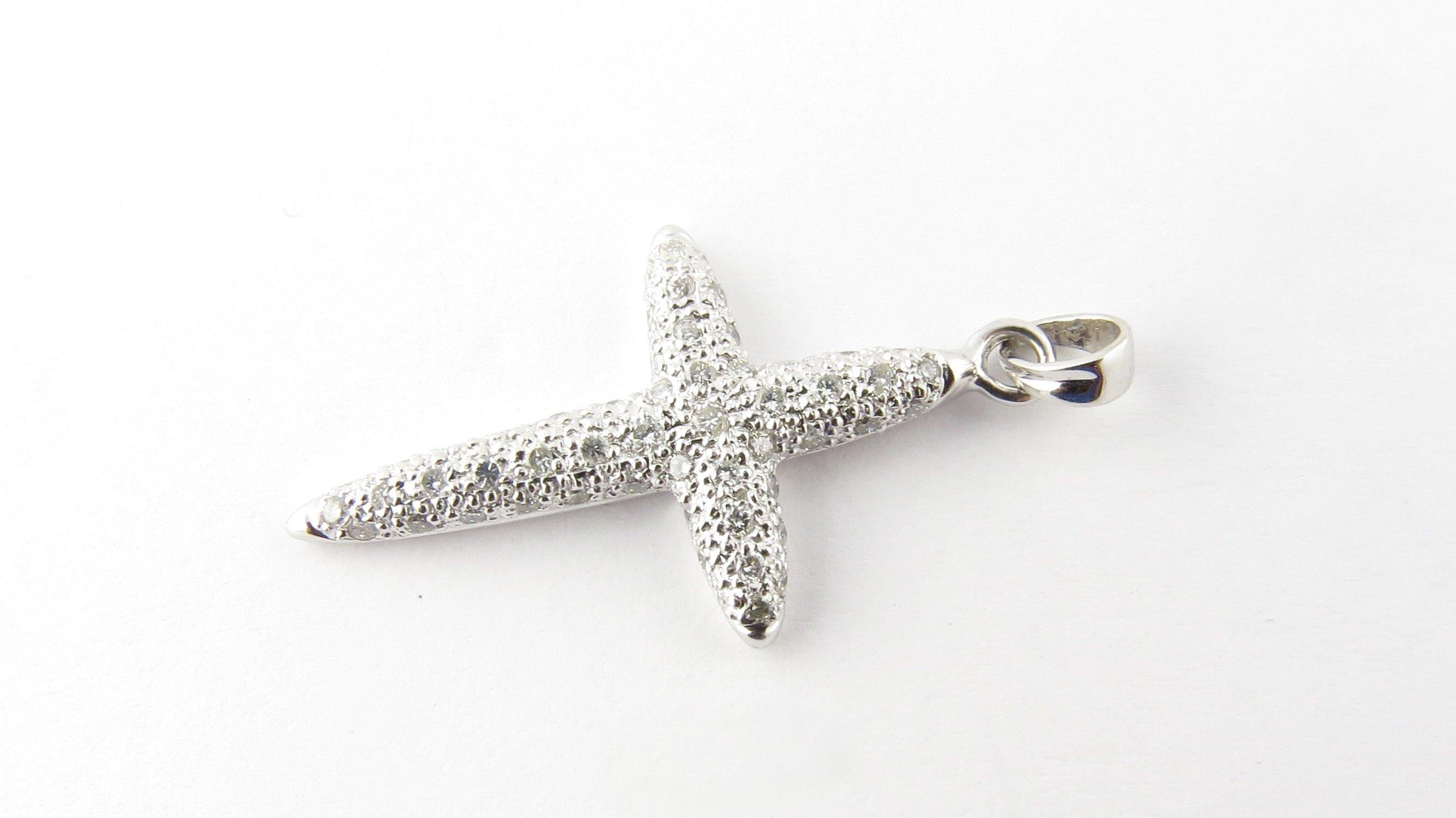 18 Karat White Gold Diamond Cross Pendant In Good Condition For Sale In Washington Depot, CT