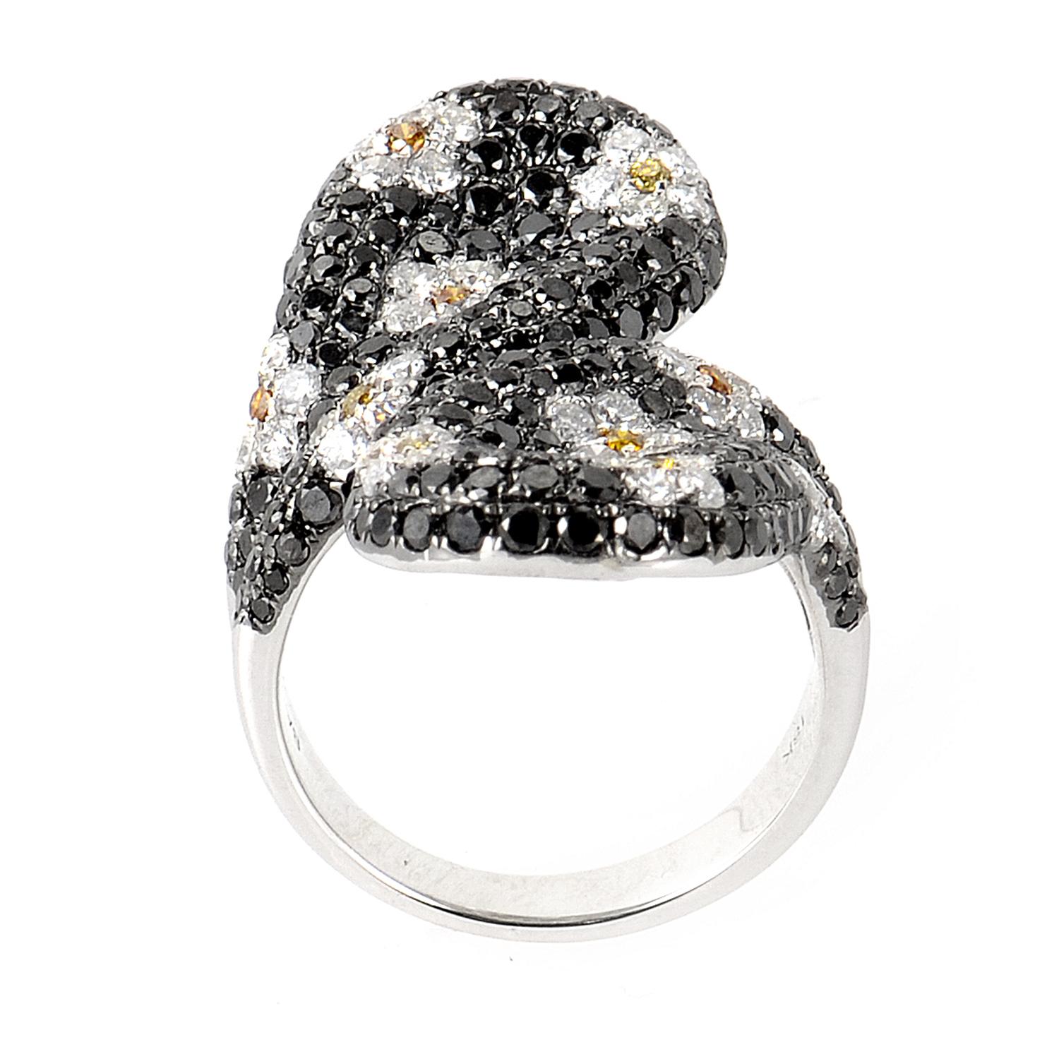 18 Karat White Gold Diamond Daisy Motif Ring In New Condition In Southampton, PA