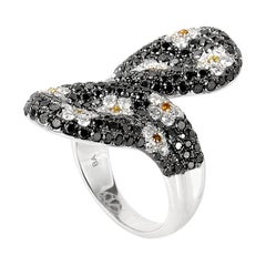18 Karat White Gold Diamond Daisy Motif Ring