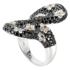 18 Karat White Gold Diamond Daisy Motif Ring