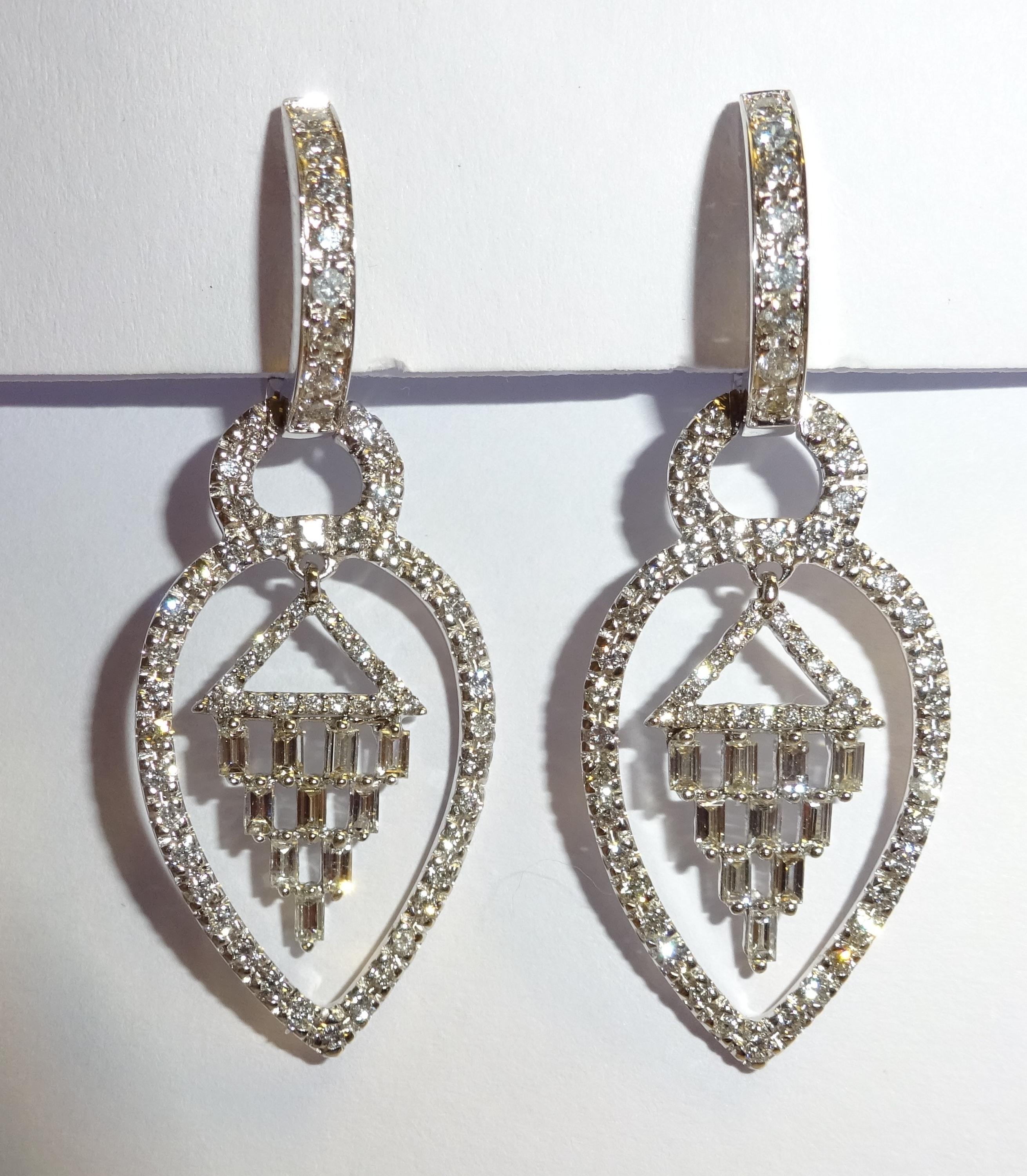 18 Karat White Gold Diamond Dangle Earrings


75  Diamonds 0.72 Carat
20 Diam Bag. 0.32 Carat



Founded in 1974, Gianni Lazzaro is a family-owned jewelery company based out of Düsseldorf, Germany.
Although rooted in Germany, Gianni Lazzaro's style