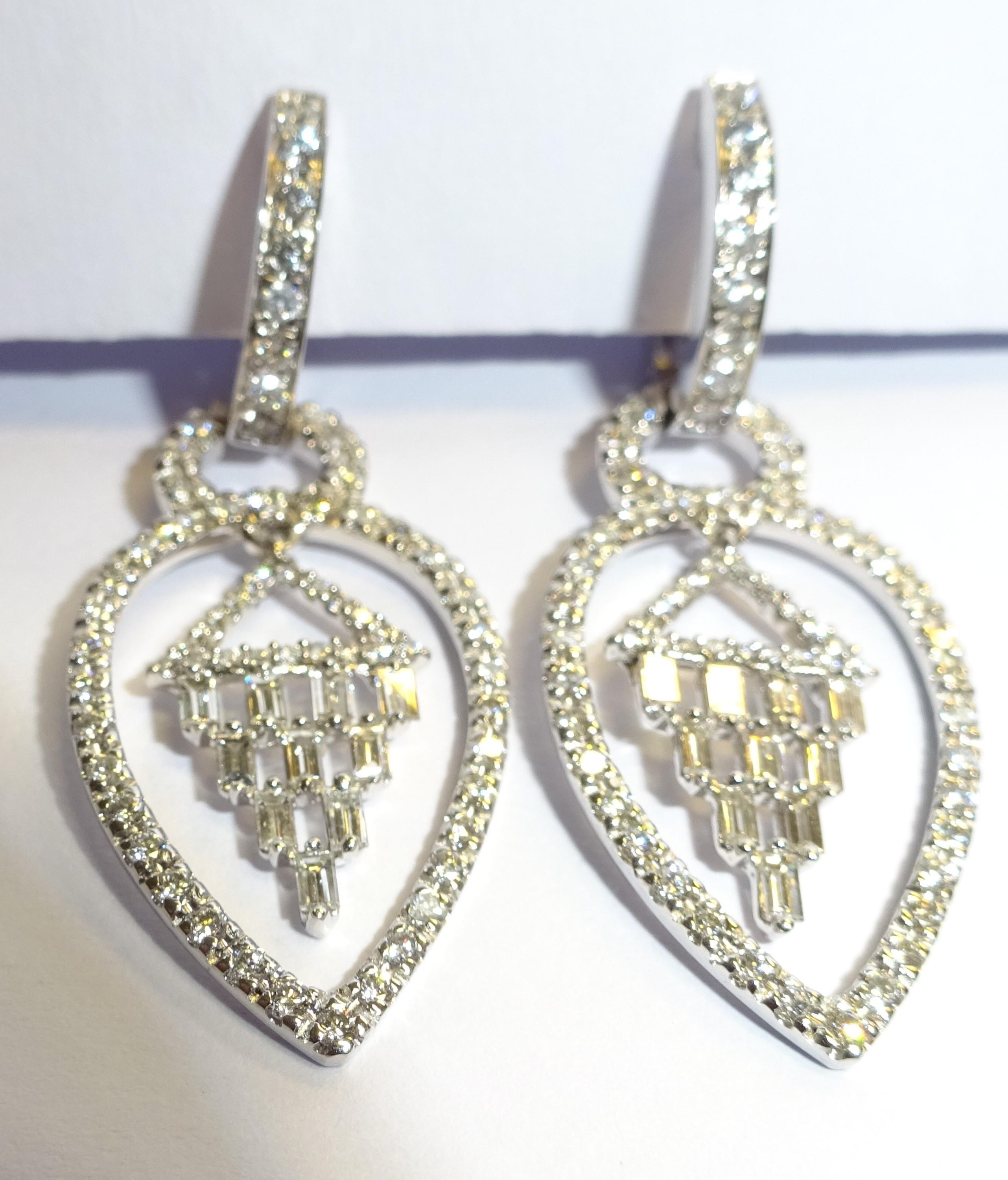 Round Cut 18 Karat White Gold Diamond Dangle Earrings For Sale