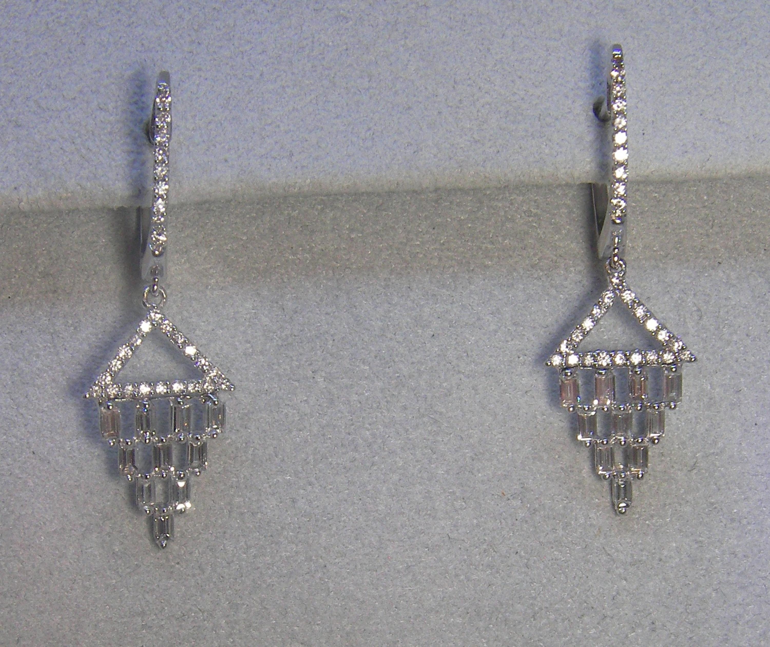 18 Karat White Gold Diamond Dangle Earrings In New Condition In Duesseldorf, DE