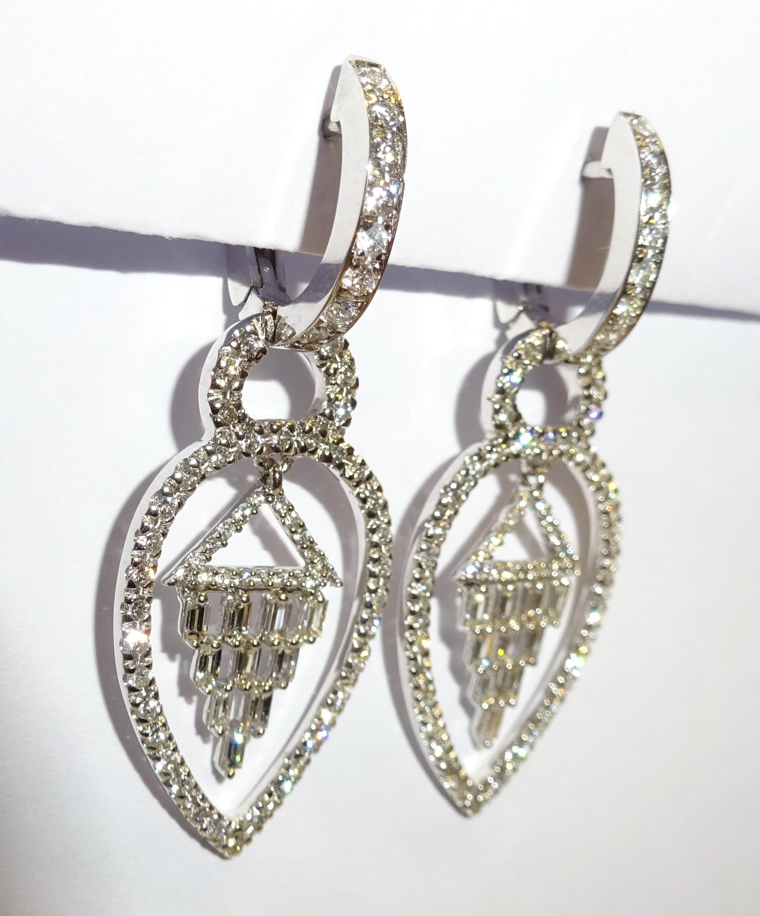 18 Karat White Gold Diamond Dangle Earrings In New Condition For Sale In Duesseldorf, DE