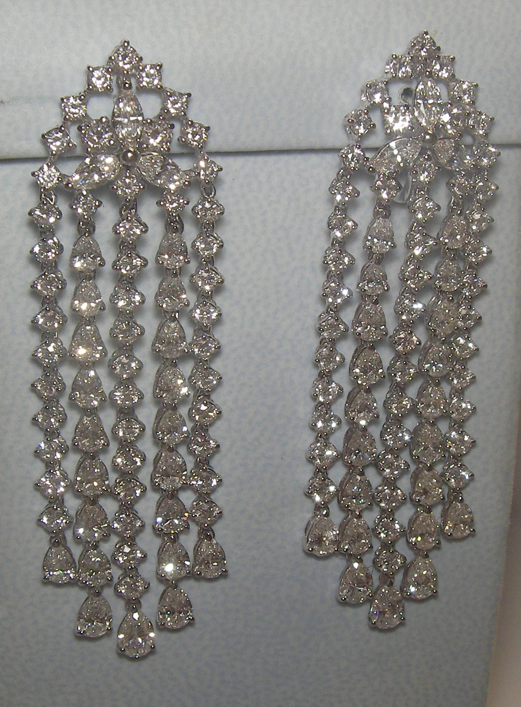 18 Karat White Gold Diamond Dangle Earrings In New Condition In Duesseldorf, DE