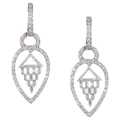 Boucles d'oreilles pendantes en or blanc 18 carats avec diamants