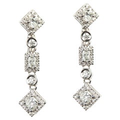 Boucles d'oreilles pendantes en or blanc 18 carats avec diamants