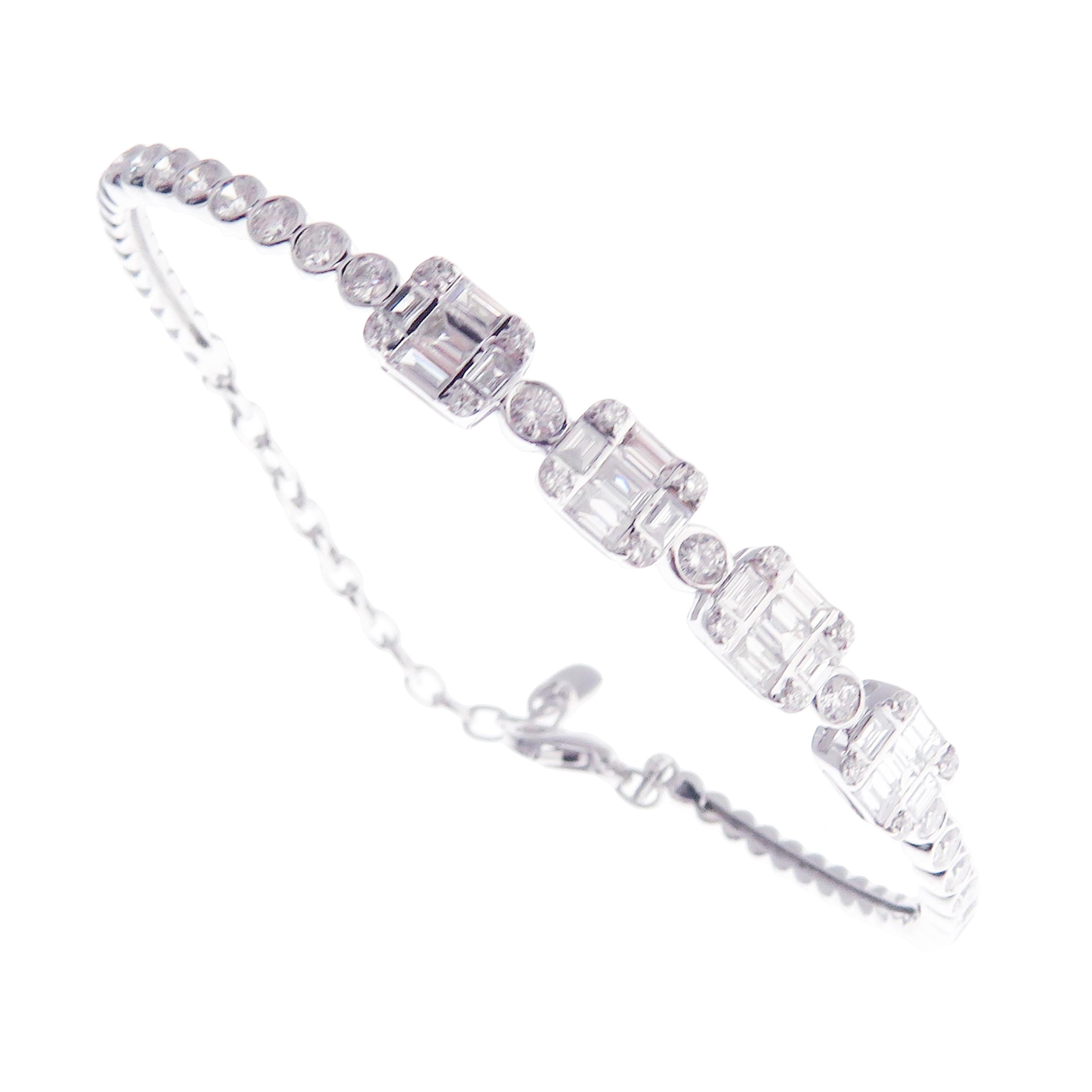 Ce délicat bracelet baguette carré est réalisé en or blanc 18 carats et pèse environ 1,66 carats de diamant blanc de qualité V. Il s'agit d'une pièce unique. Dos ouvert avec fermeture par fermoir mousqueton en chaîne. 

Convient aux poignets jusqu'à
