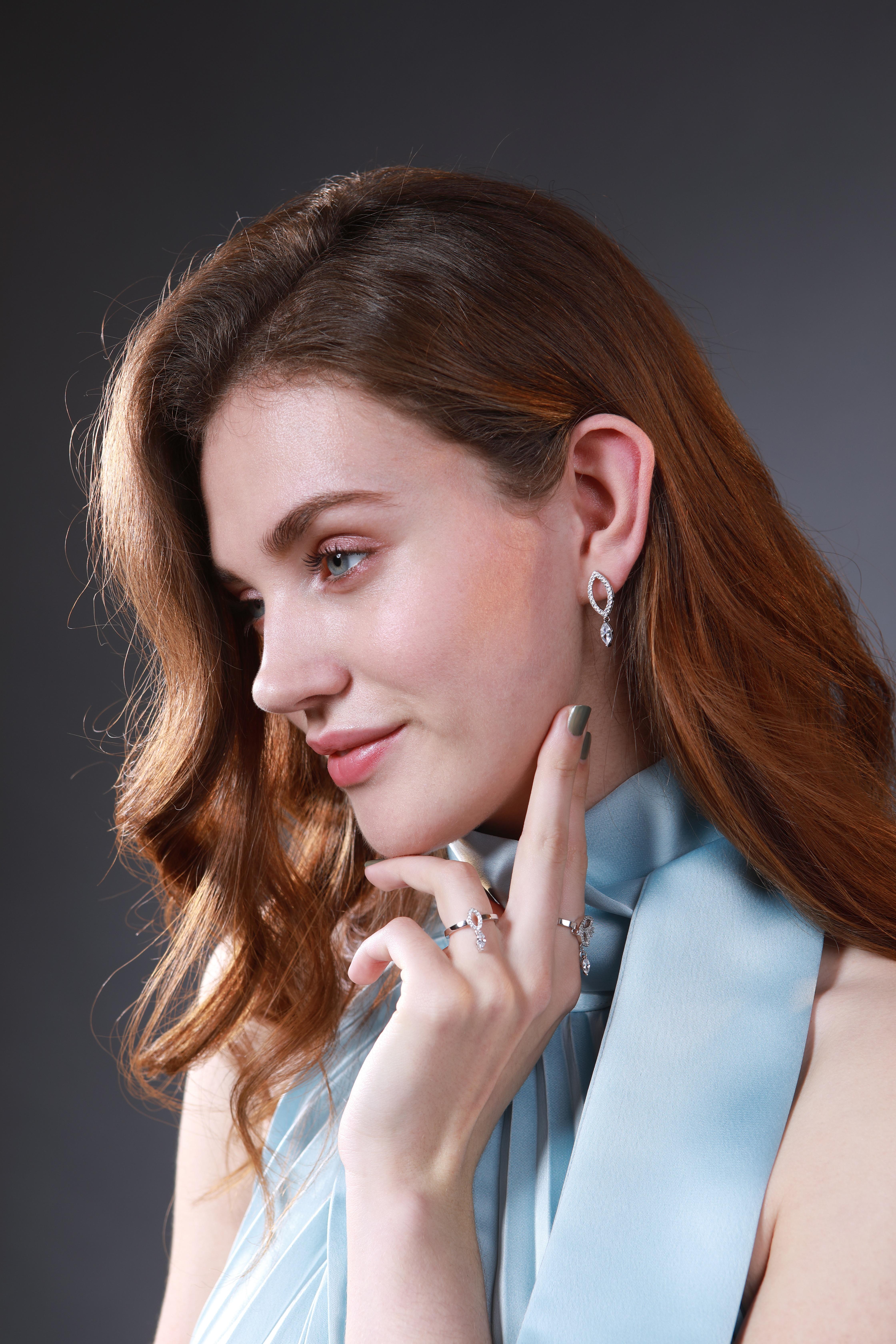 18 Karat White Gold Diamond Dew Drop Stud Earrings In New Condition For Sale In London, GB