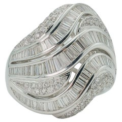 Bague cocktail en or blanc 18 carats avec dôme en diamant 3,32 carats