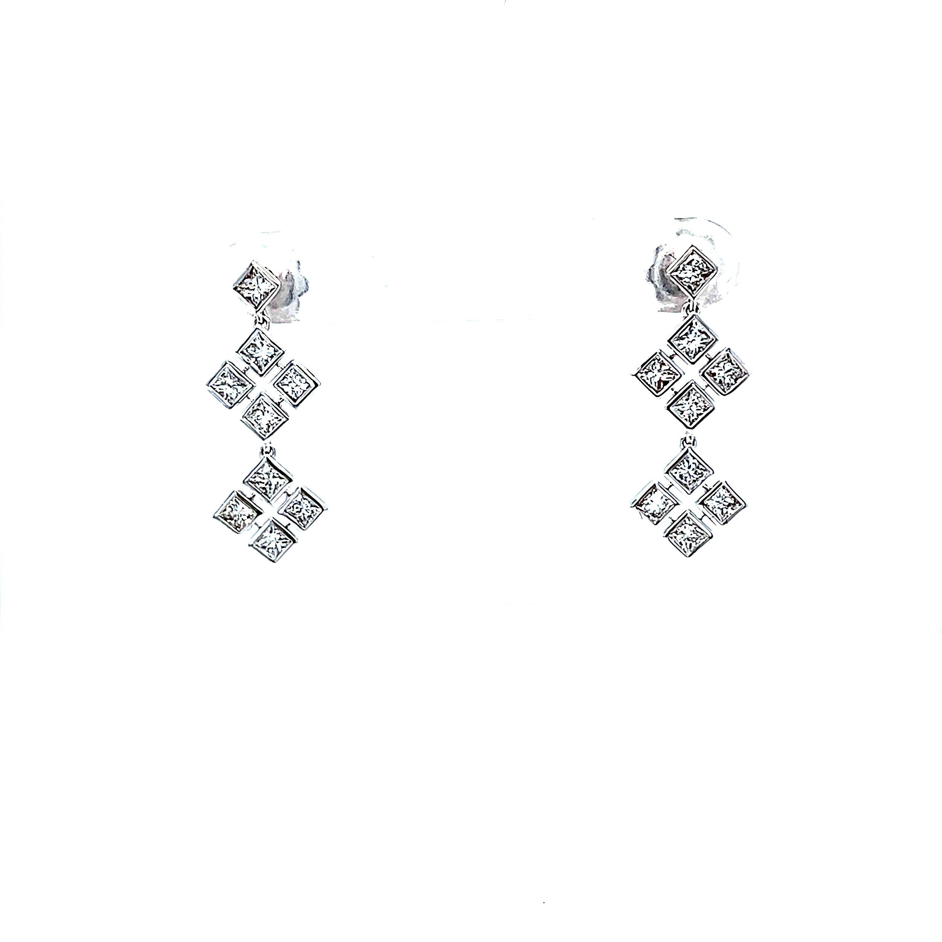 Round Cut 18 Karat White Gold Diamond Drop Earrings For Sale