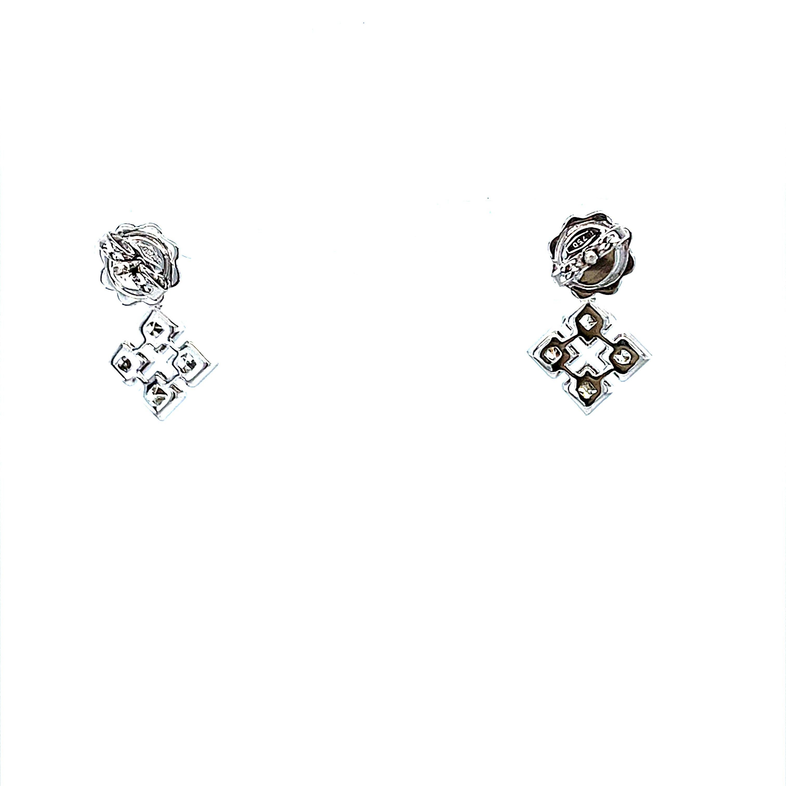 Boucles d'oreilles pendantes en or blanc 18 carats et diamants en vente 1