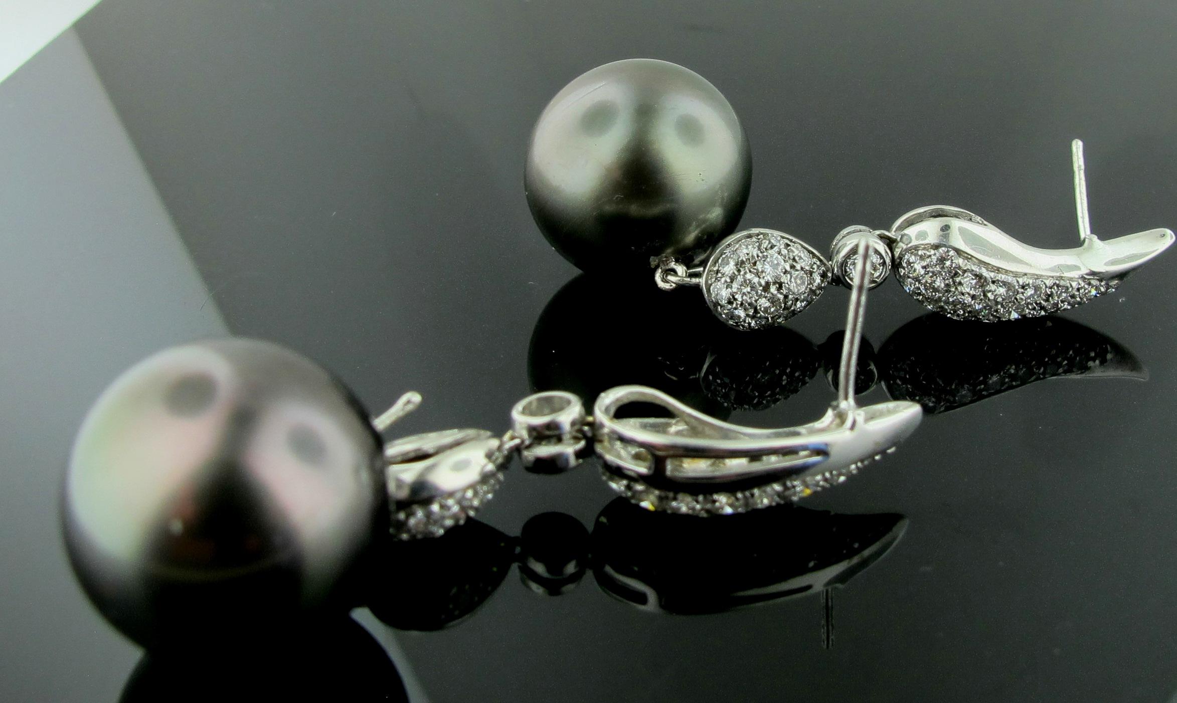 18 Karat White Gold Diamond Drop Earrings with Black Tahitian Pearls In Excellent Condition In Palm Desert, CA