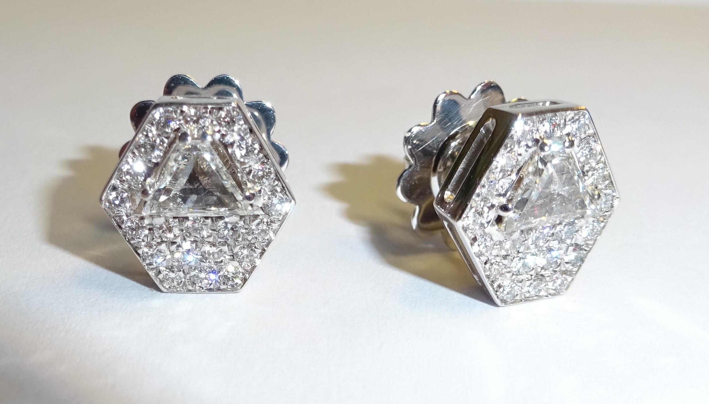 18 Karat White Gold Diamond  Earrings

42 Diamanten 0.39 Carat
2 Diam. Trap 0.59 Carat



Founded in 1974, Gianni Lazzaro is a family-owned jewelery company based out of Düsseldorf, Germany.
Although rooted in Germany, Gianni Lazzaro's style and