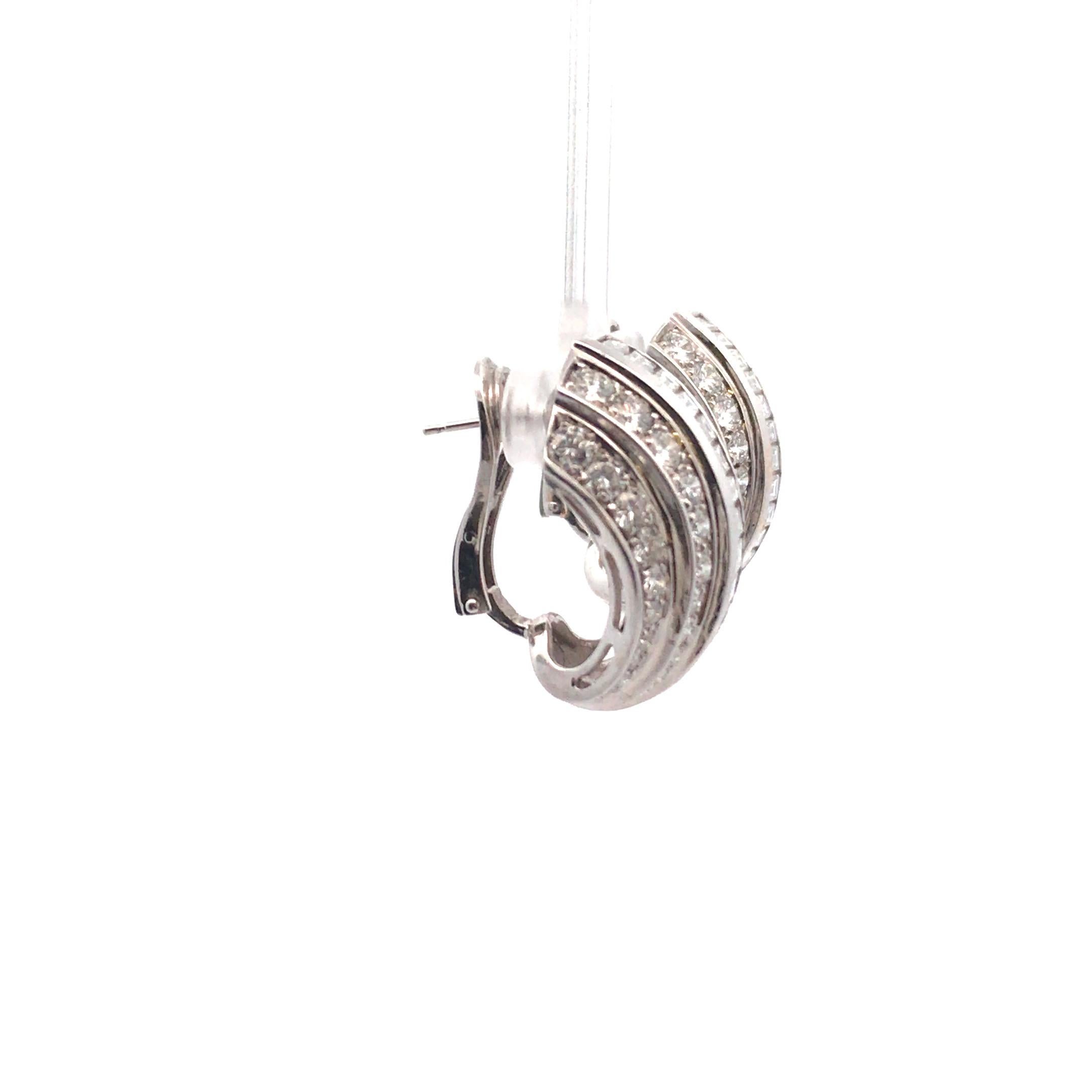 18 Karat White Gold Diamond Earrings In Excellent Condition For Sale In Palm Desert, CA