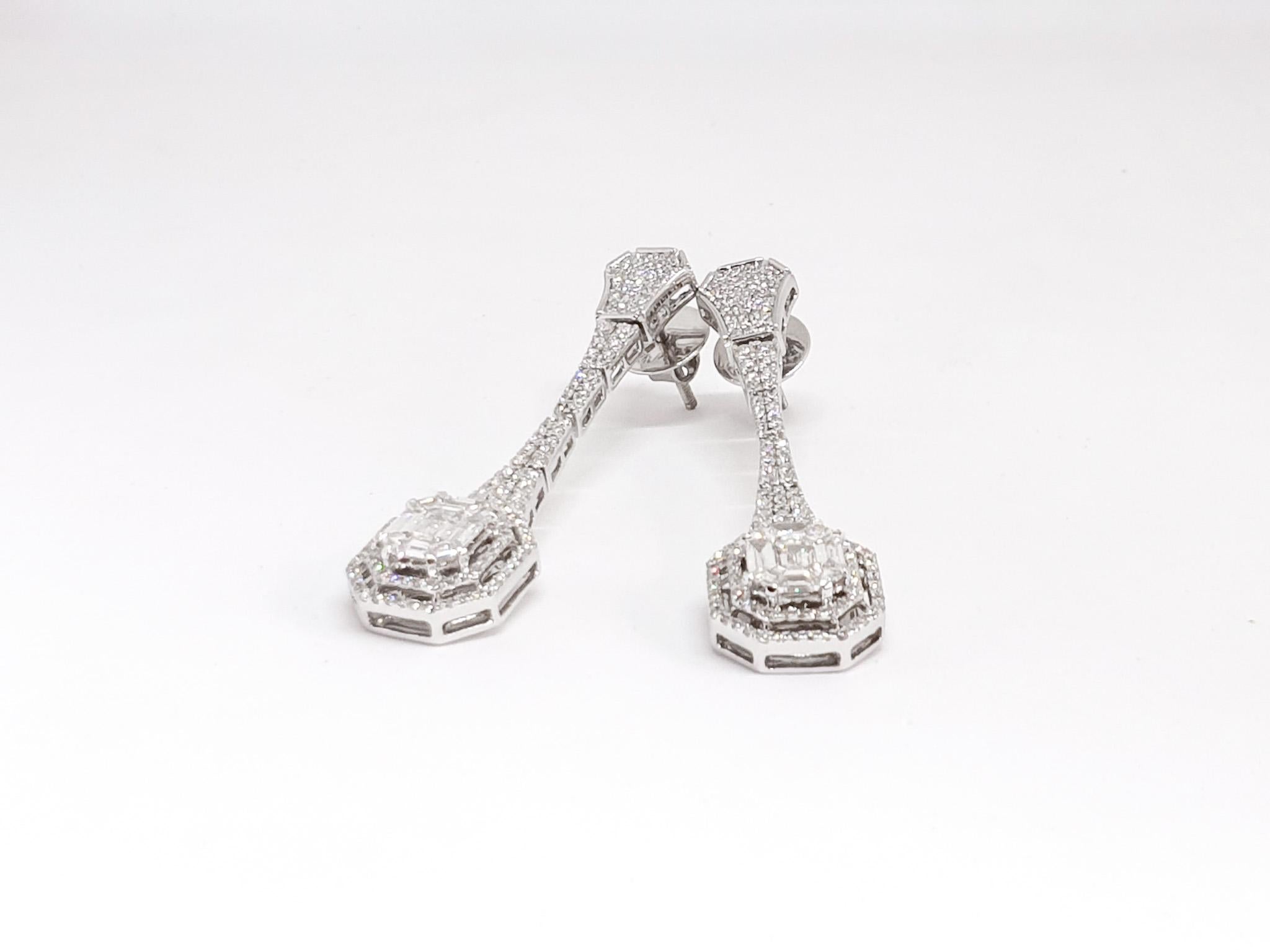 18 Karat White Gold Diamond Earrings In New Condition For Sale In MUMBAI, IN
