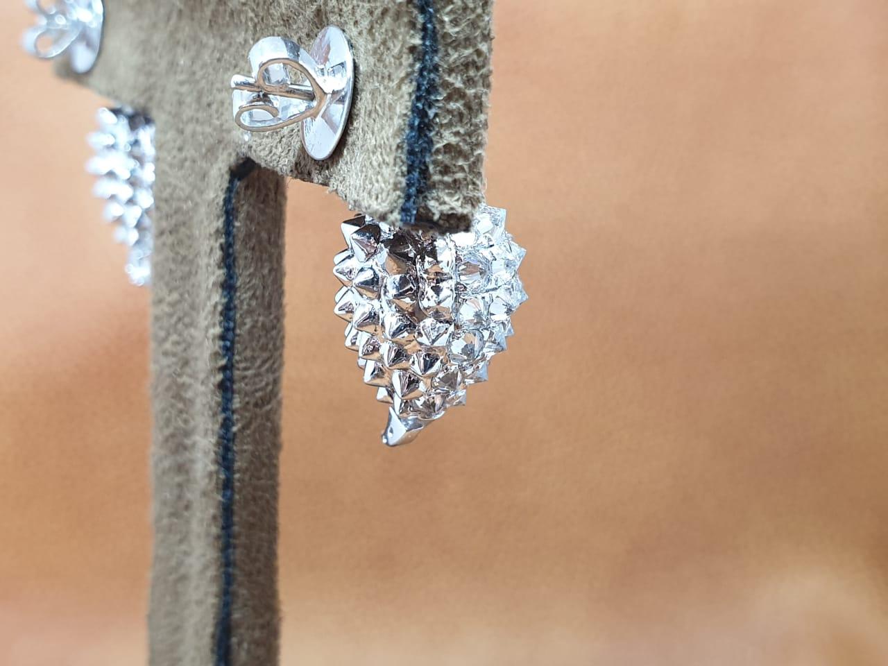 18 Karat White Gold and Diamond Earrings In New Condition In MUMBAI, IN