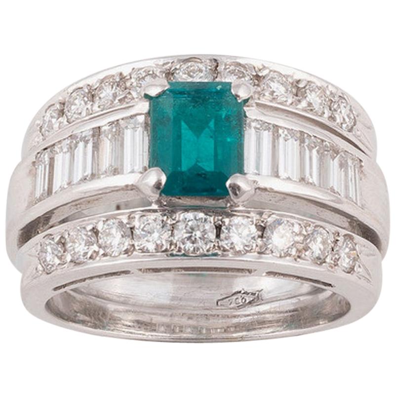 Emerald Diamond Ring Set in 18 Karat White Gold For Sale at 1stDibs