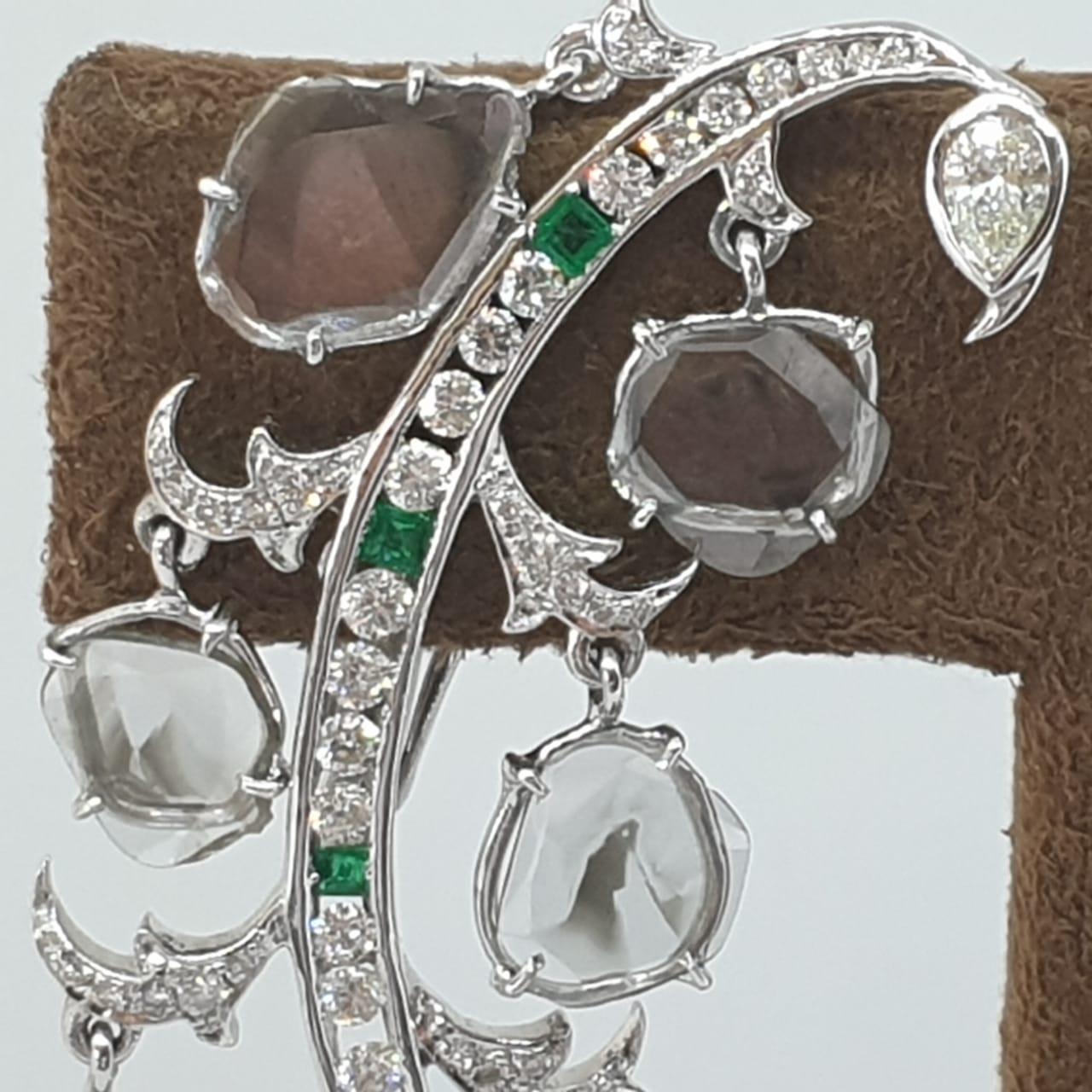 18 Karat White Gold, Diamond and Emerald Earrings In New Condition For Sale In MUMBAI, IN