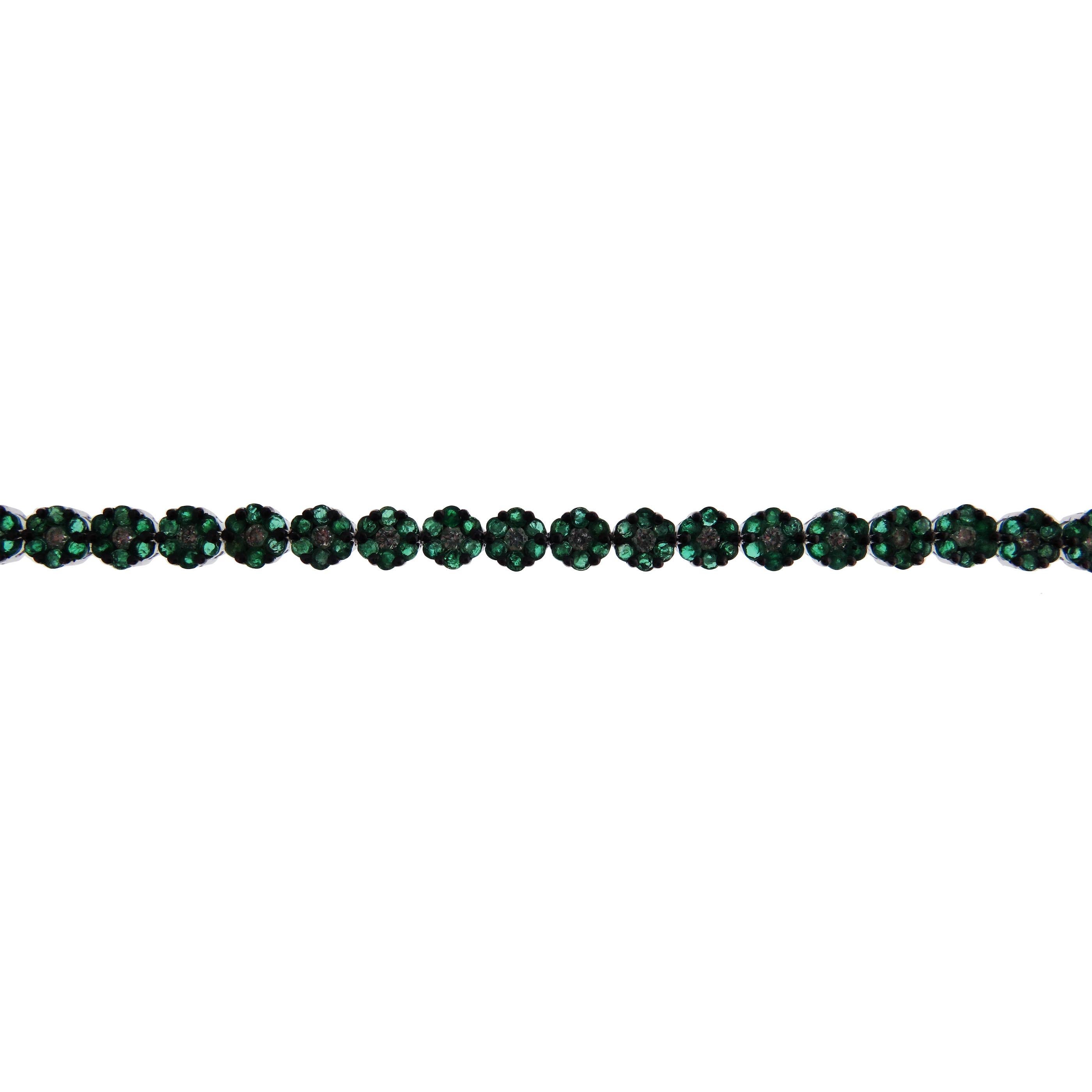 18 Karat White Gold Diamond Emerald Flower Tennis Bracelet In New Condition In Los Angeles, CA