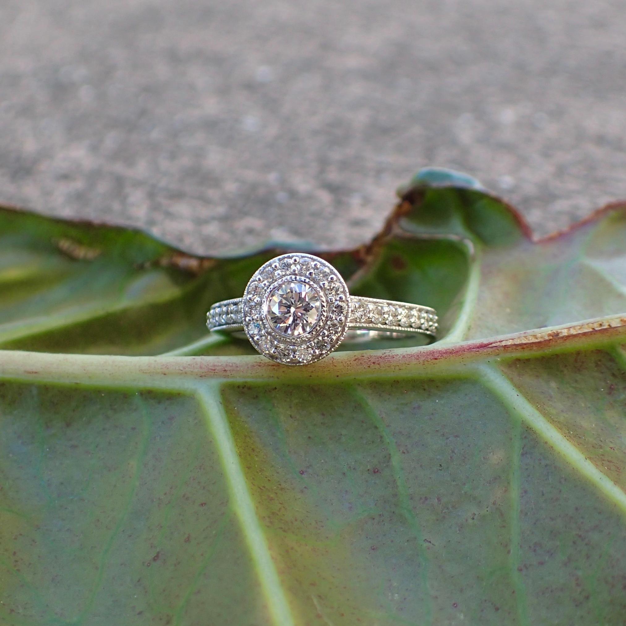Contemporary 18 Karat White Gold Diamond Engagement Ring 0.78 Carat G VS1 Round Brilliant Cut For Sale