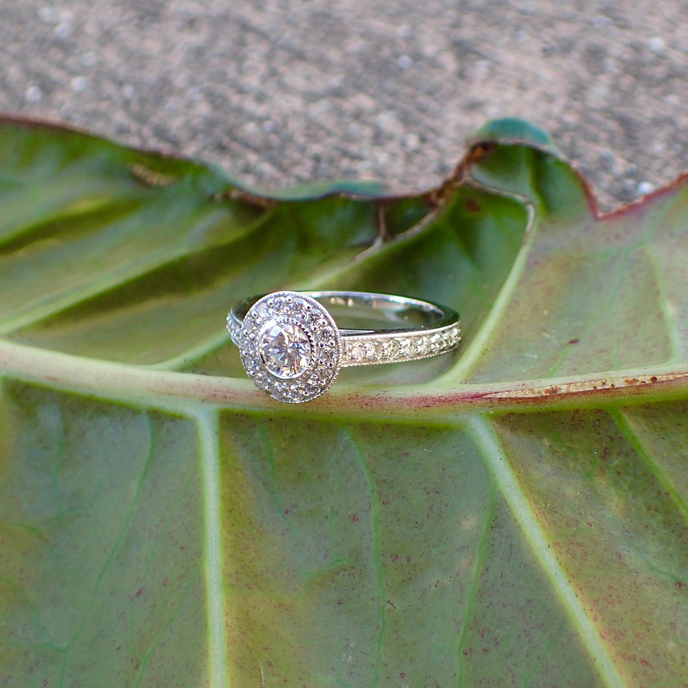 Women's 18 Karat White Gold Diamond Engagement Ring 0.78 Carat G VS1 Round Brilliant Cut For Sale