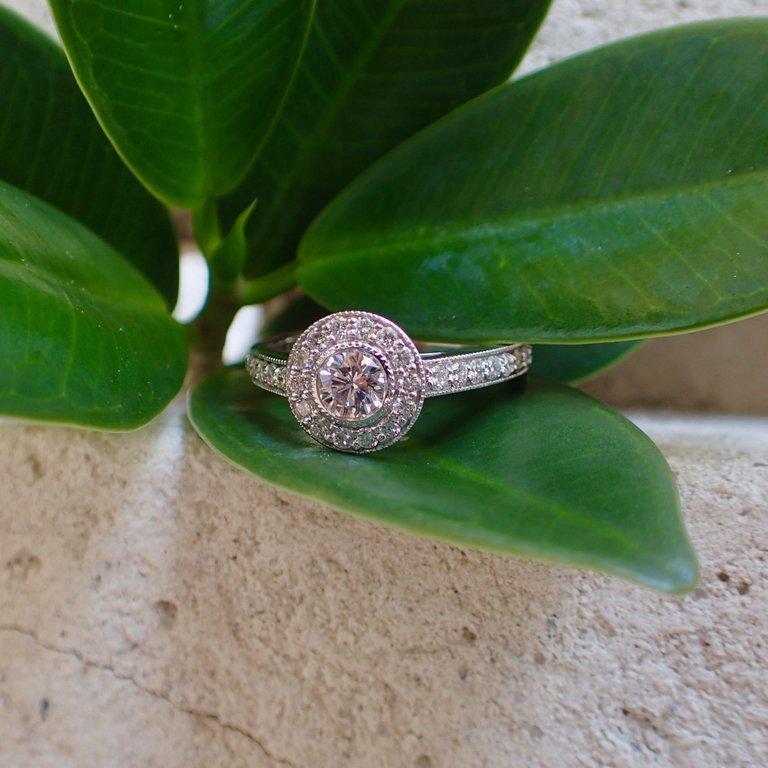 18 Karat White Gold Diamond Engagement Ring 0.78 Carat G VS1 Round Brilliant Cut For Sale 2