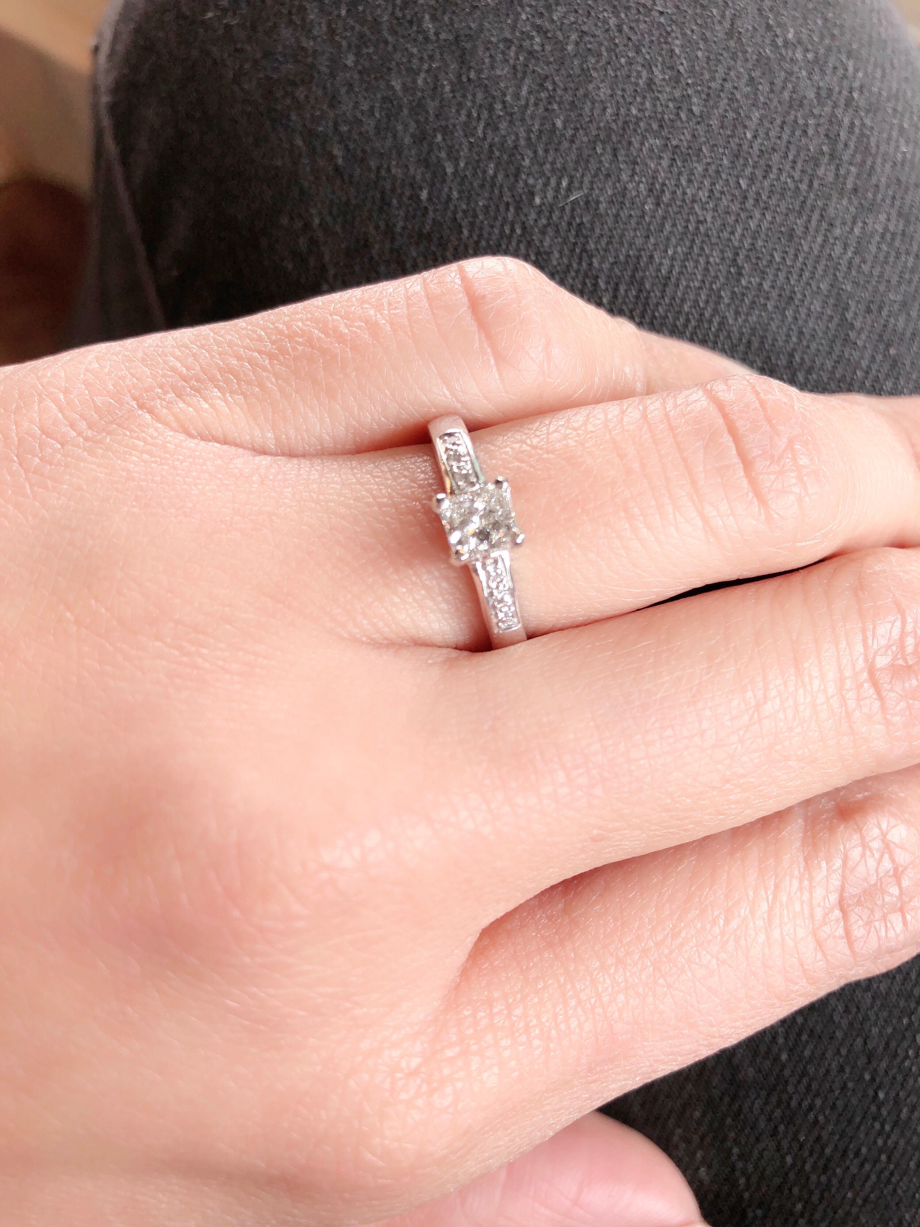 Bague de fiançailles en or blanc 18 carats avec diamants d'un poids total de 0,80 carat en vente 4