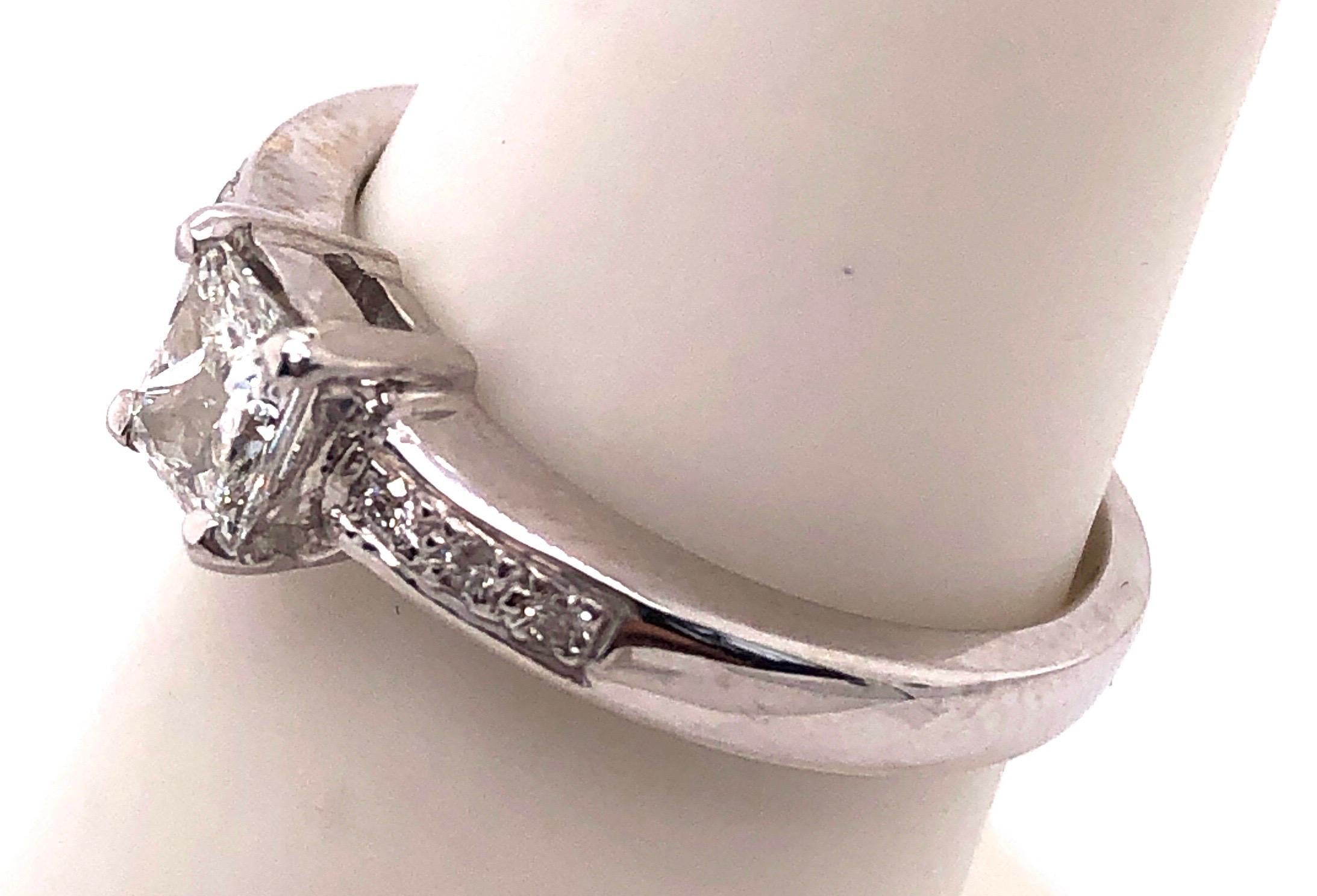 Bague de fiançailles en or blanc 18 carats avec diamants d'un poids total de 0,80 carat en vente 5