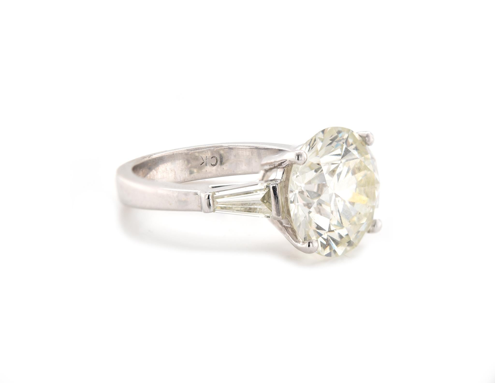 Round Cut 18 Karat White Gold Diamond Engagement Ring
