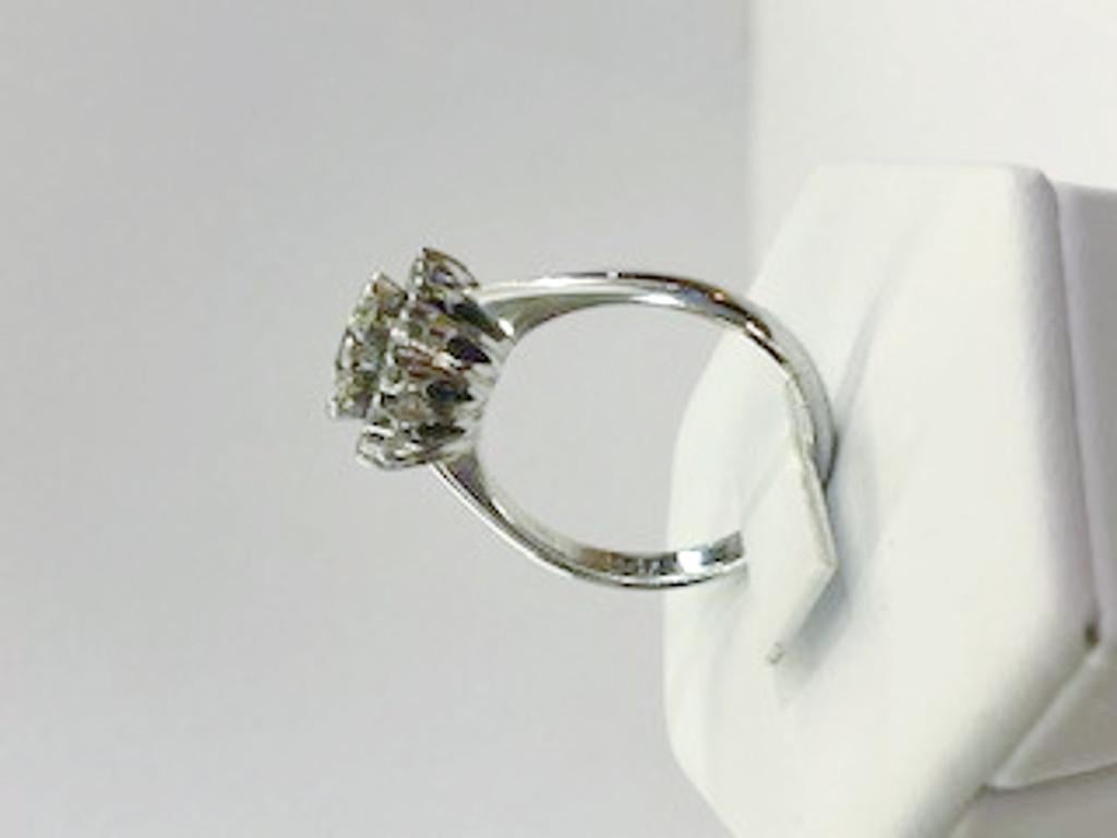 18 Karat White Gold Diamond Engagement Ring In Good Condition For Sale In Palm Springs, CA