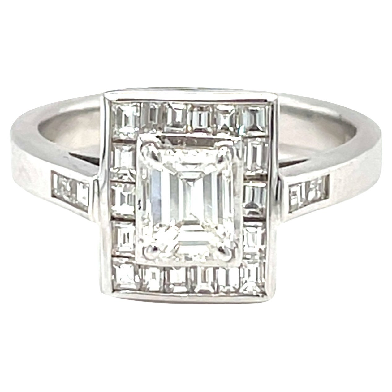 Anillo de compromiso de diamantes en oro blanco de 18 quilates en venta