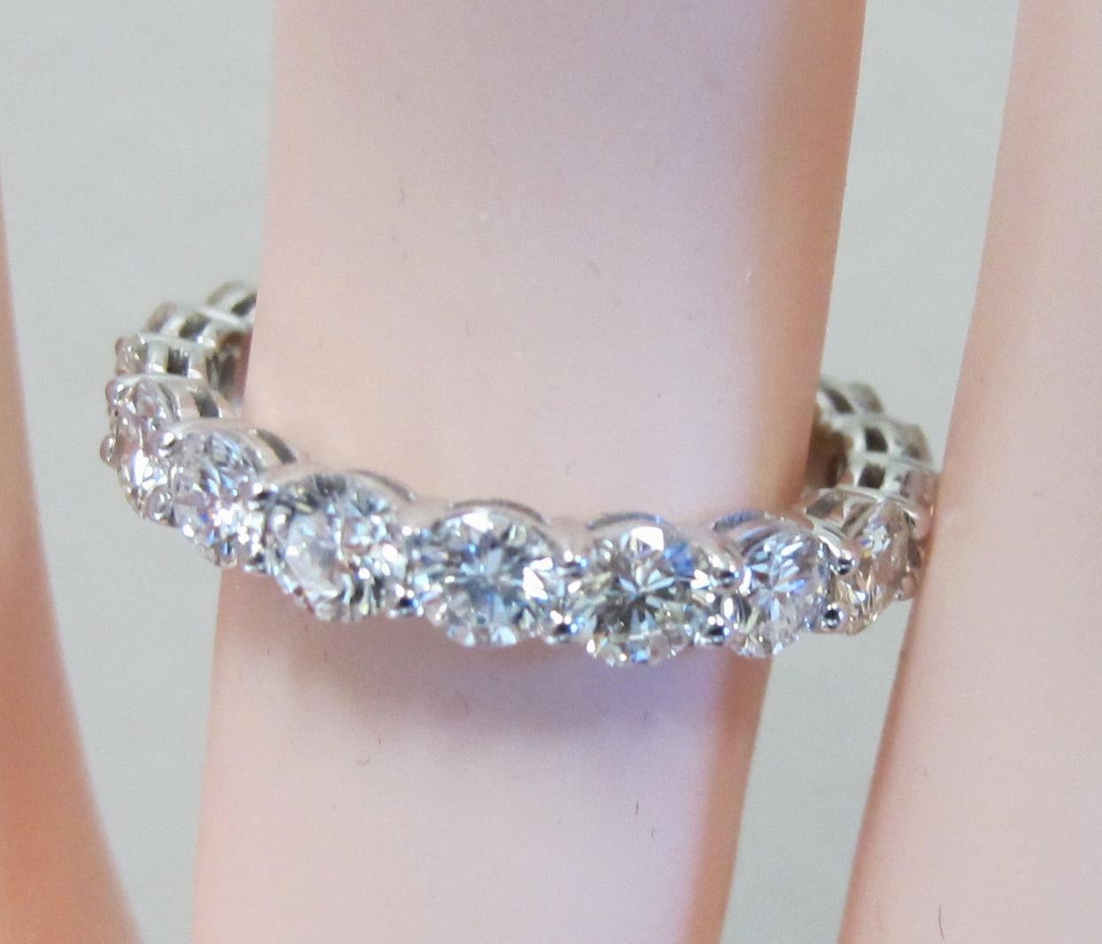 18 Karat White Gold Diamond Eternity Band In Excellent Condition For Sale In Palm Desert, CA