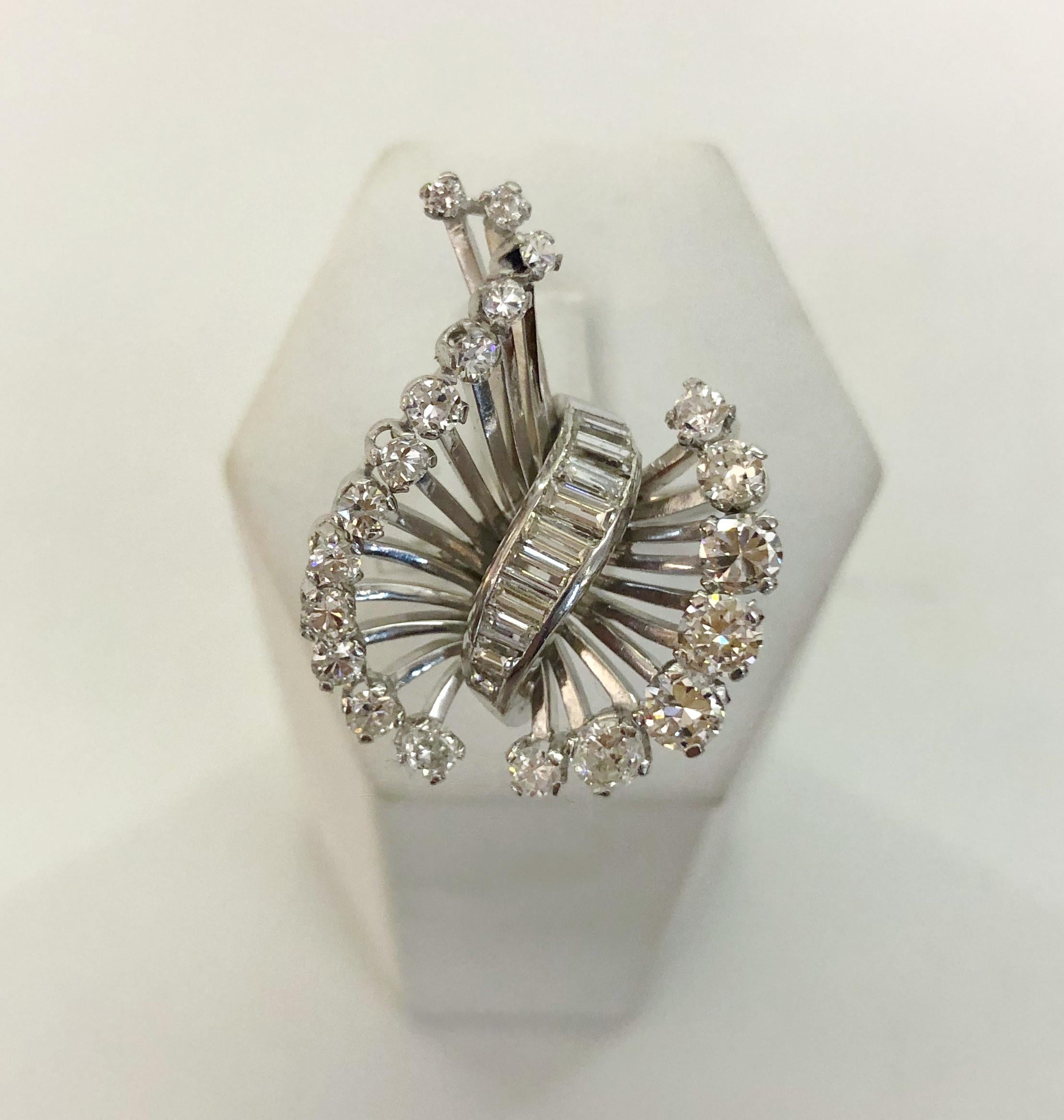 Anello in oro bianco 18 carati con motivo a ventaglio e diamanti rotondi e taglio baguette per un totale di 2,5 carati / Made in Italy anni '50
Anello misura US 7.5