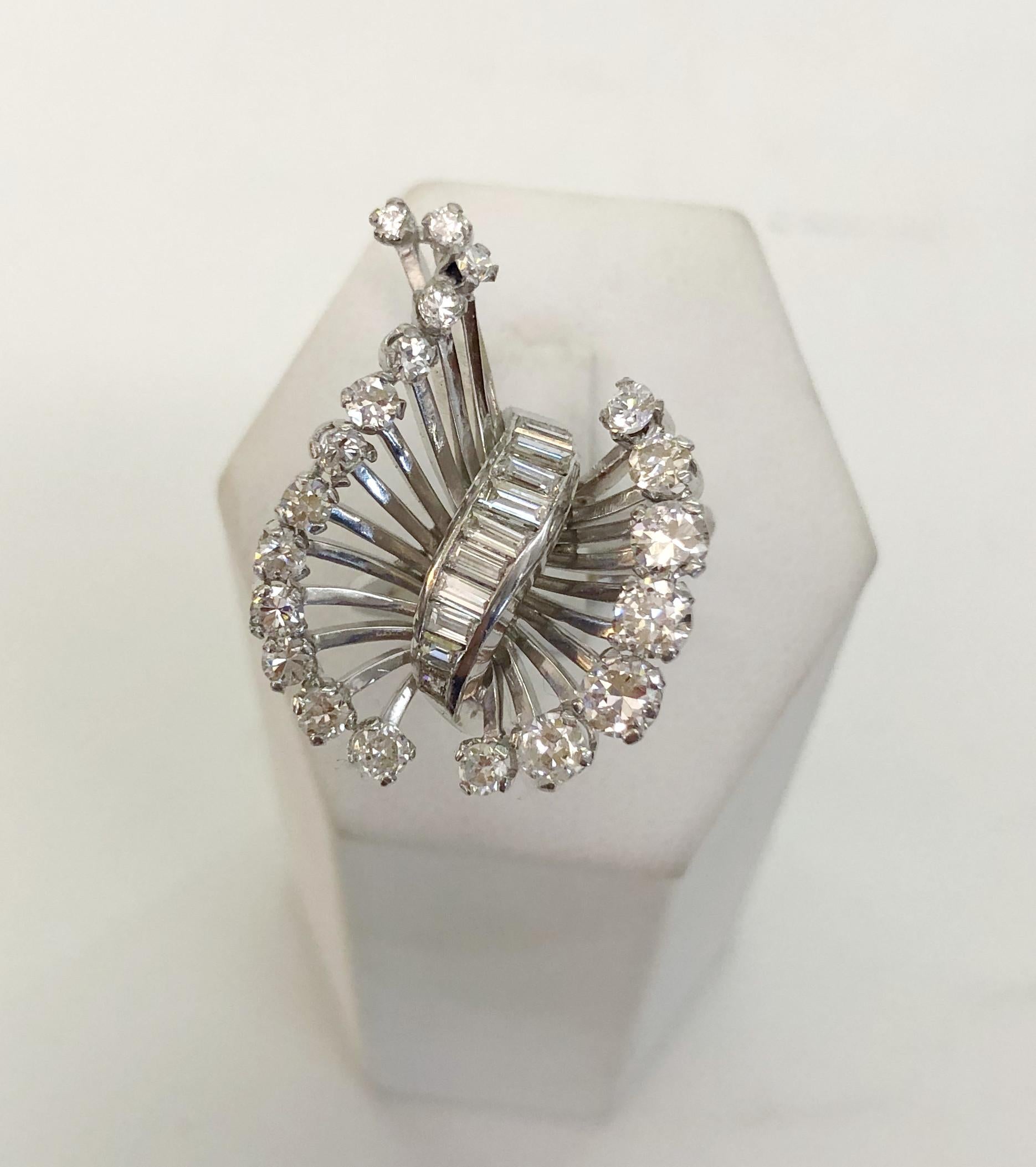 Taglio baguette Anello a ventaglio con diamante in oro bianco 18 carati in vendita