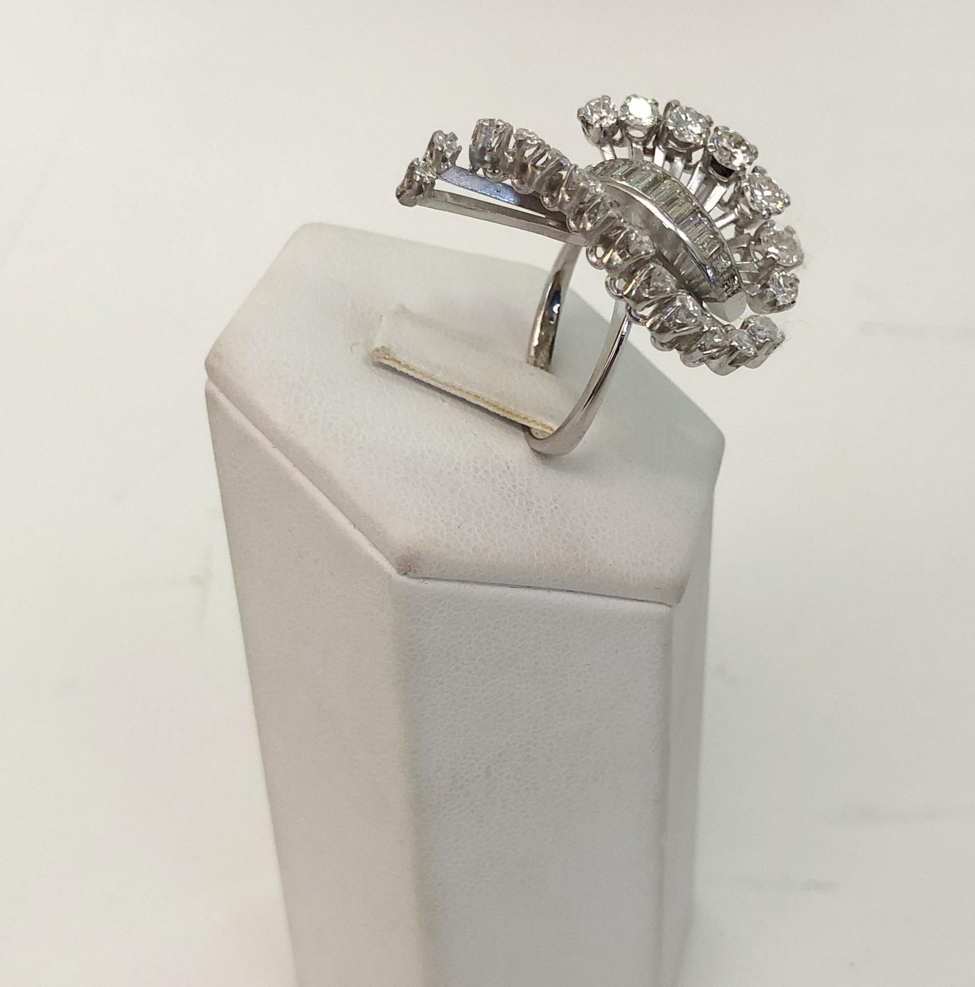 Anello a ventaglio con diamante in oro bianco 18 carati In condizioni buone in vendita a Los Angeles, CA