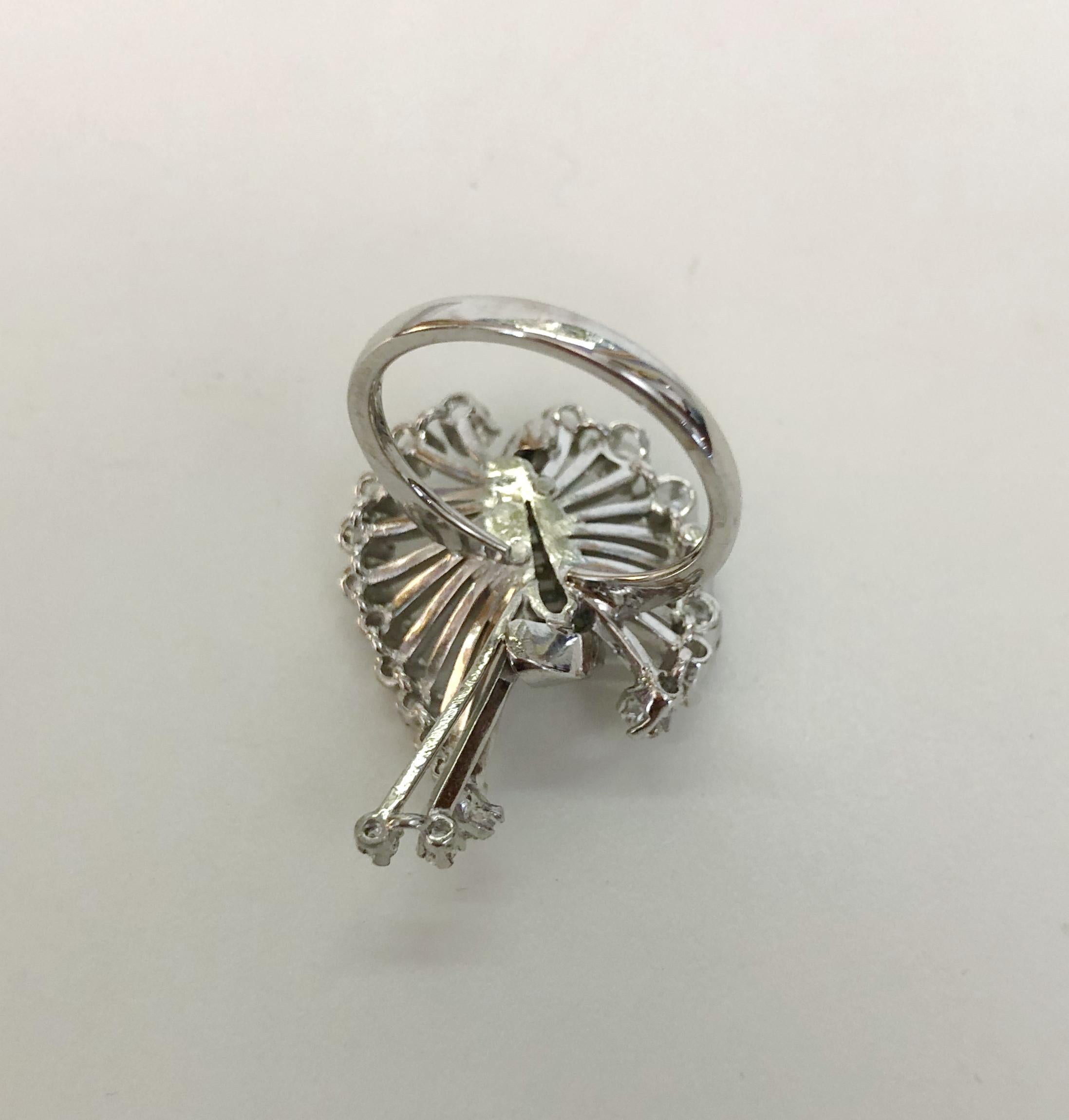 Anello a ventaglio con diamante in oro bianco 18 carati in vendita 1