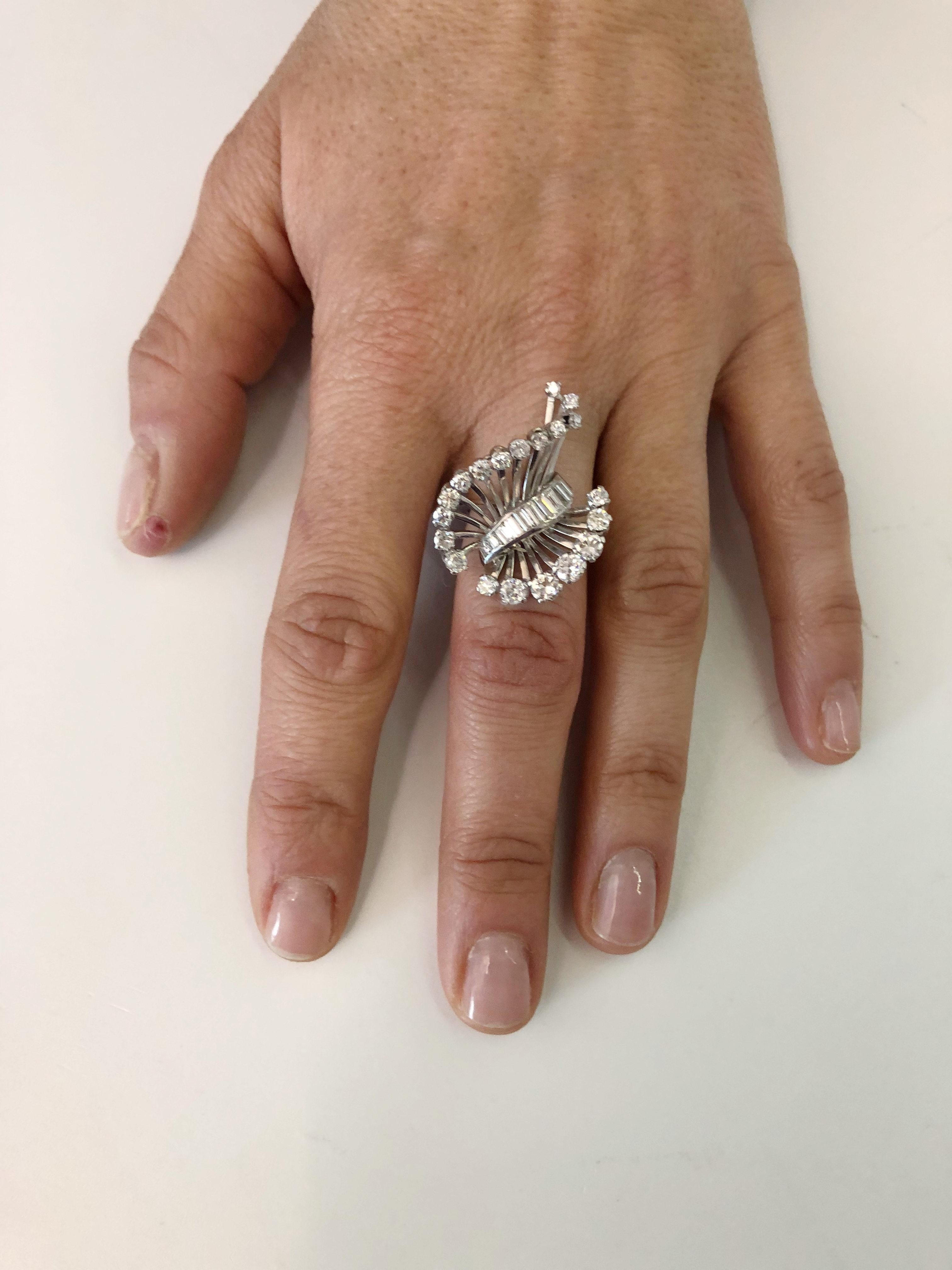 Anello a ventaglio con diamante in oro bianco 18 carati in vendita 2