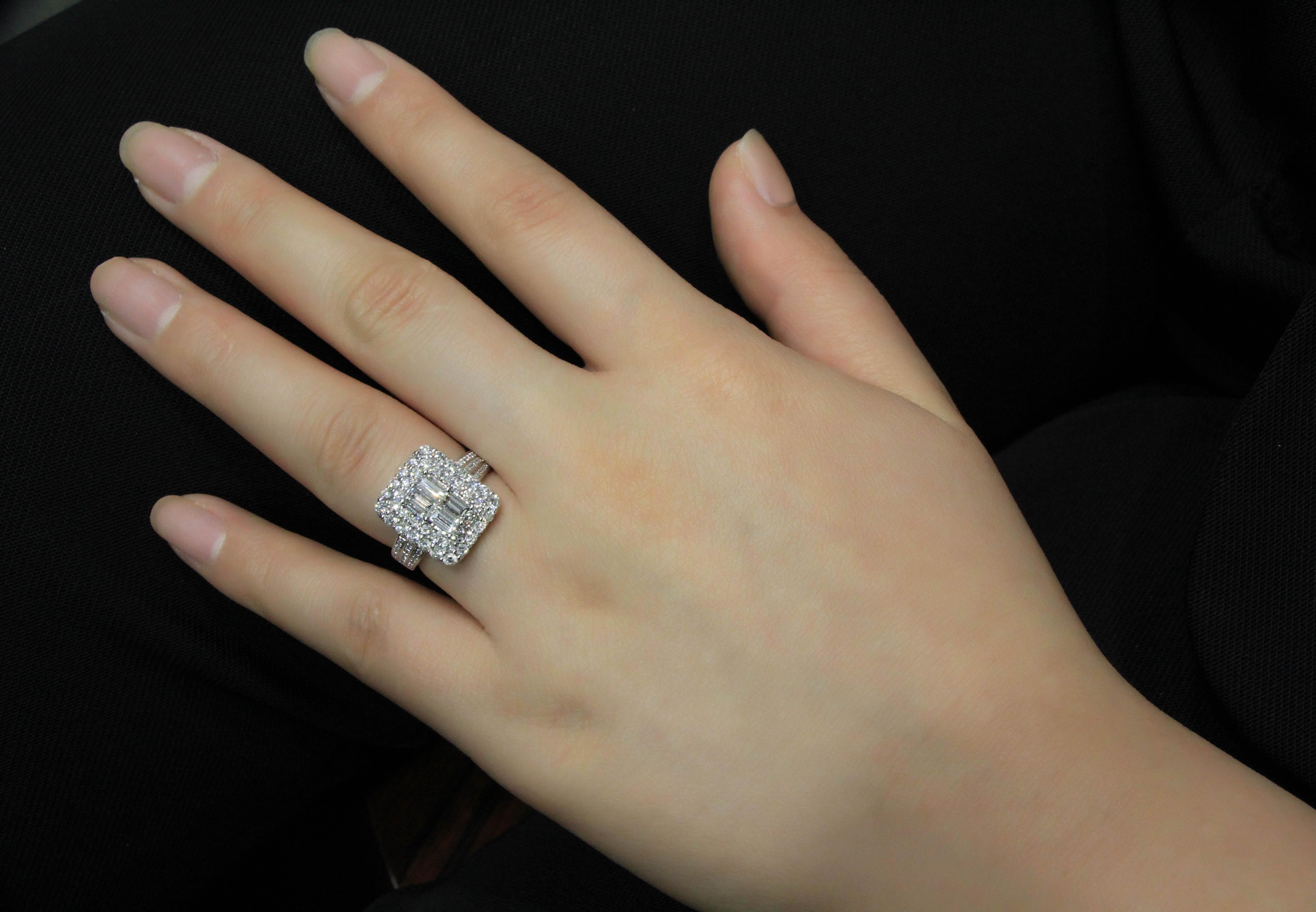 18 Karat White Gold Diamond Ring In New Condition For Sale In Macau, MO