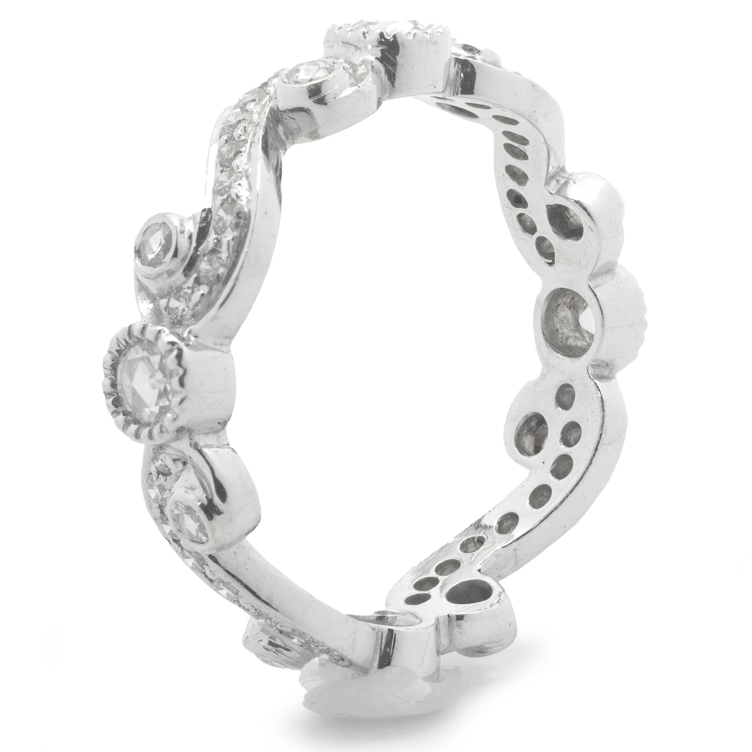 Designer: Personalizzato
Materiale: oro bianco 18 carati
Diamanti: taglio rotondo brillante = 1,25cttw
Colore: G
Chiarezza: SI1
Dimensione: 7
Dimensioni: l'anello misura 4.50 mm di larghezza
Peso: 3.14 grammi

