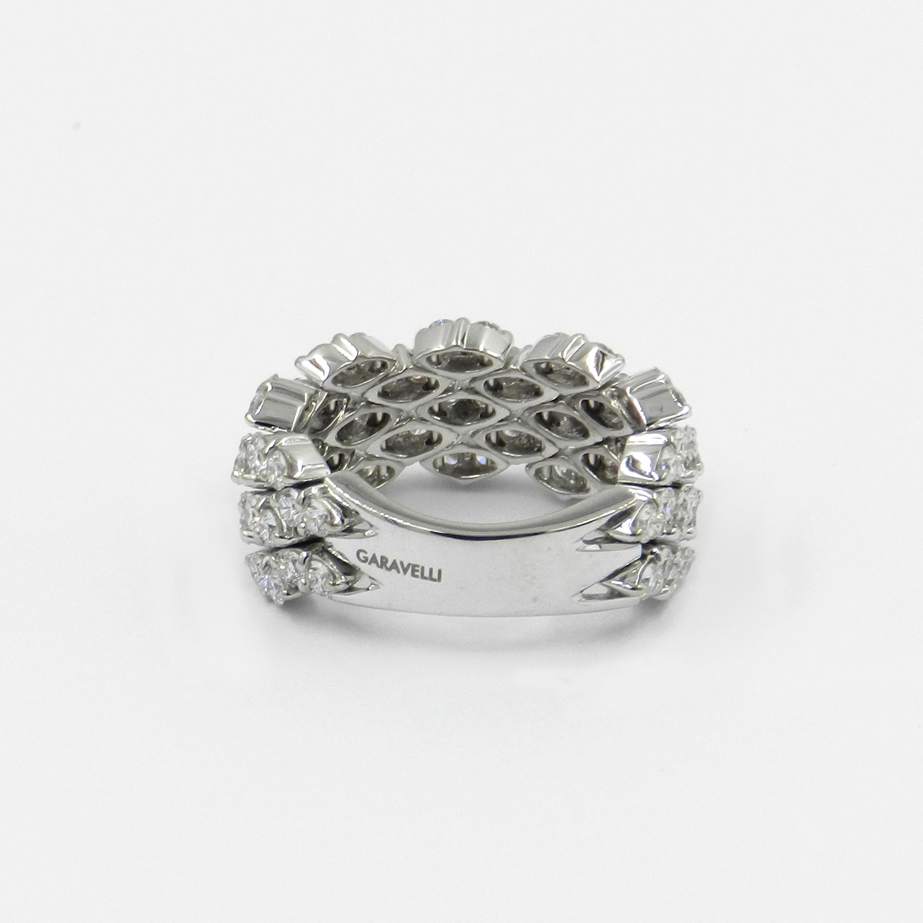 Round Cut 18 Karat White Gold Diamond Flexible Garavelli Ring
