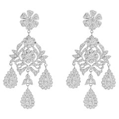 Orecchini a goccia con lampadario floreale in oro bianco 18 kt.