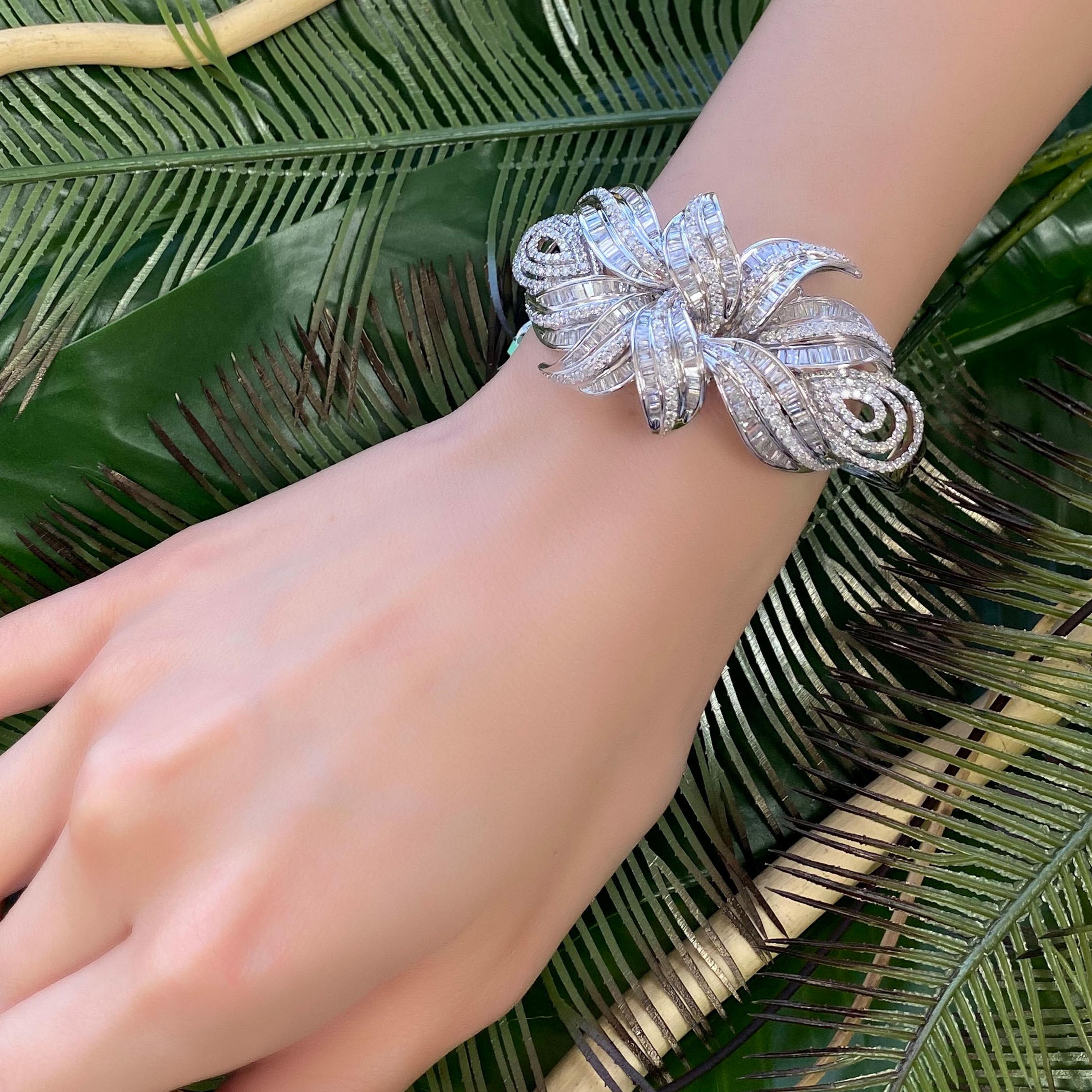 18 Karat White Gold Diamond Floral Organic Baguette Bangle Bracelet In New Condition In Los Angeles, CA