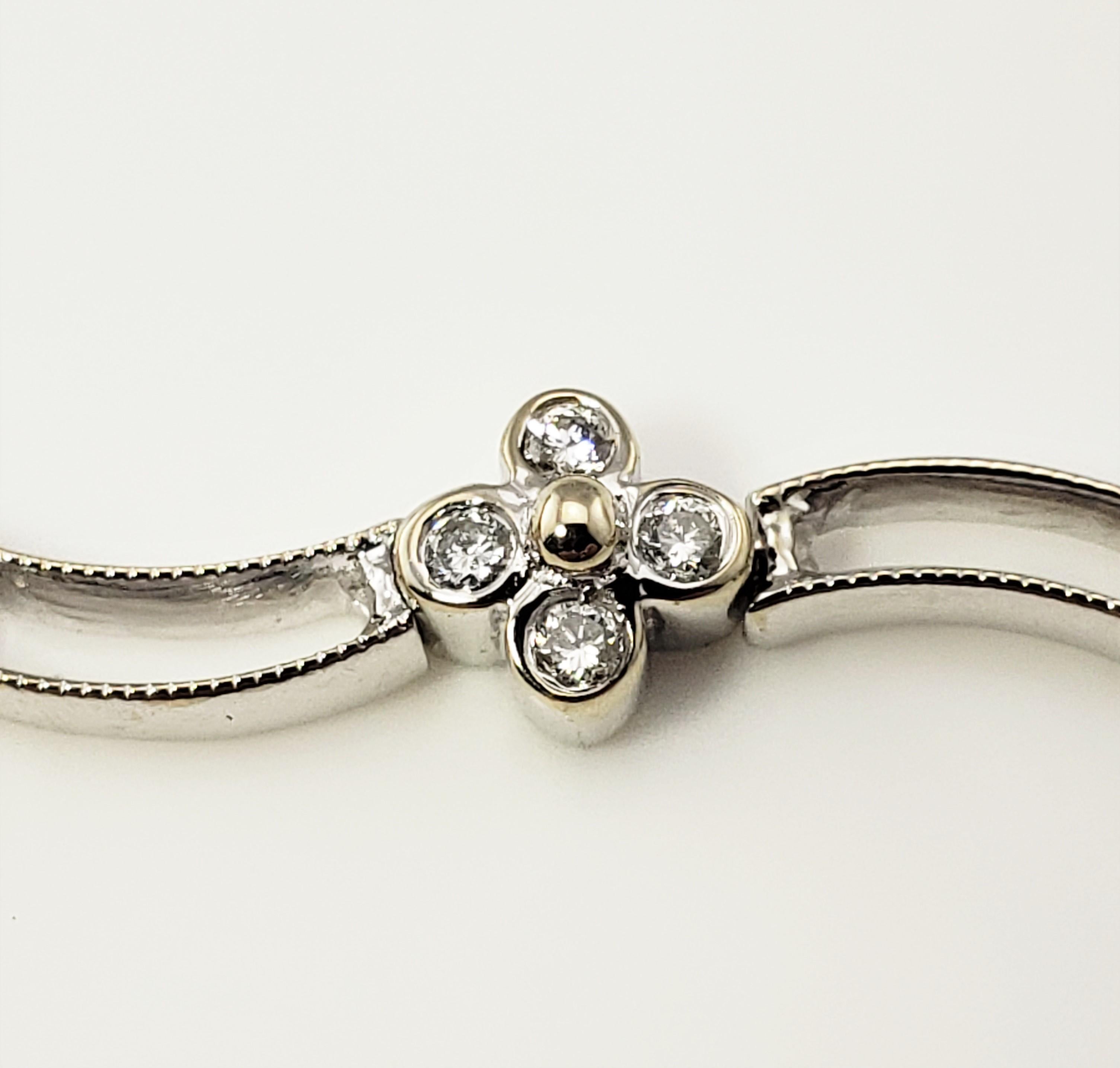 18 Karat White Gold Diamond Flower Bracelet In Good Condition For Sale In Washington Depot, CT