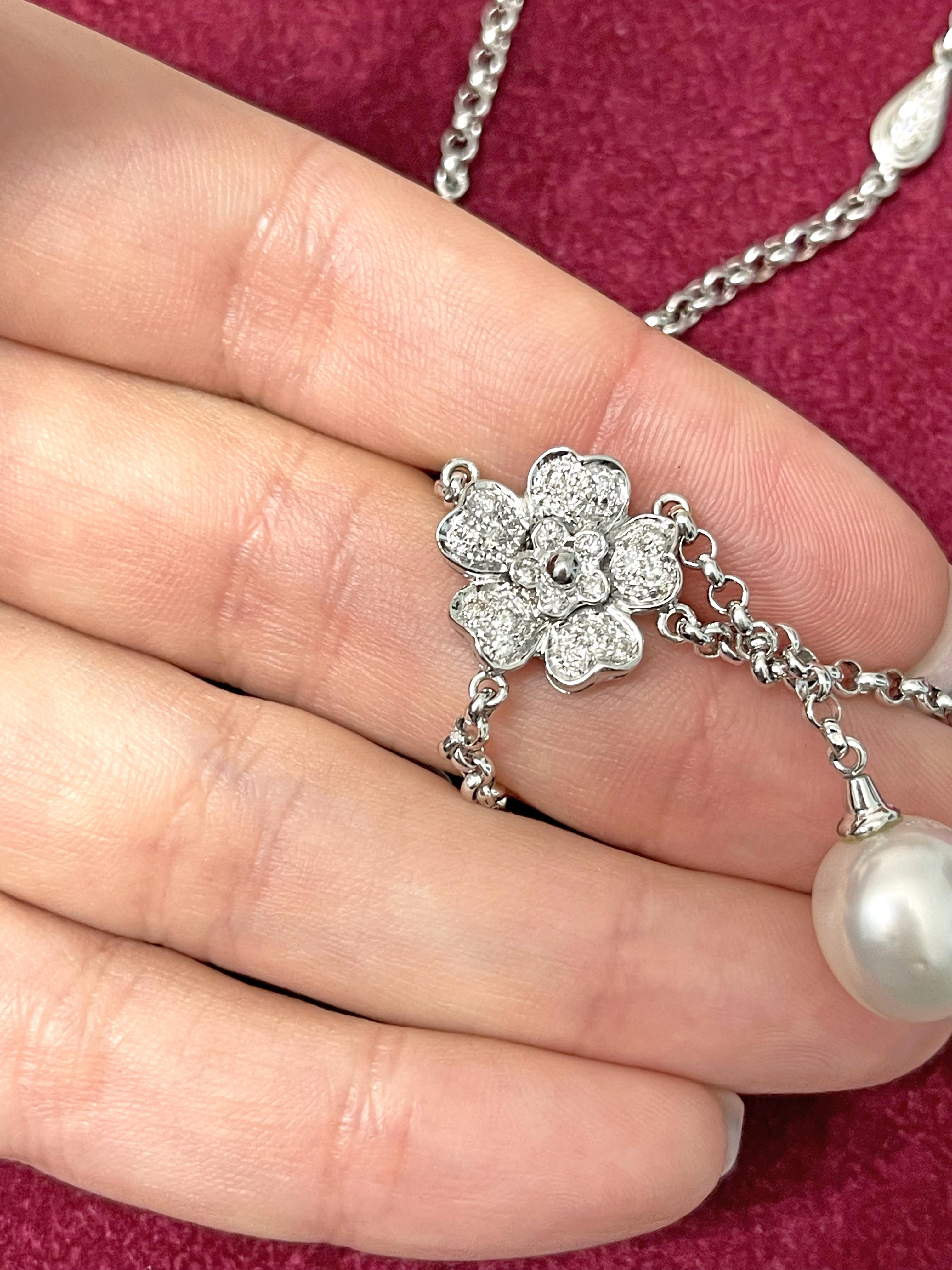 18 Karat White Gold Diamond Flower Pendant Necklace For Sale 6