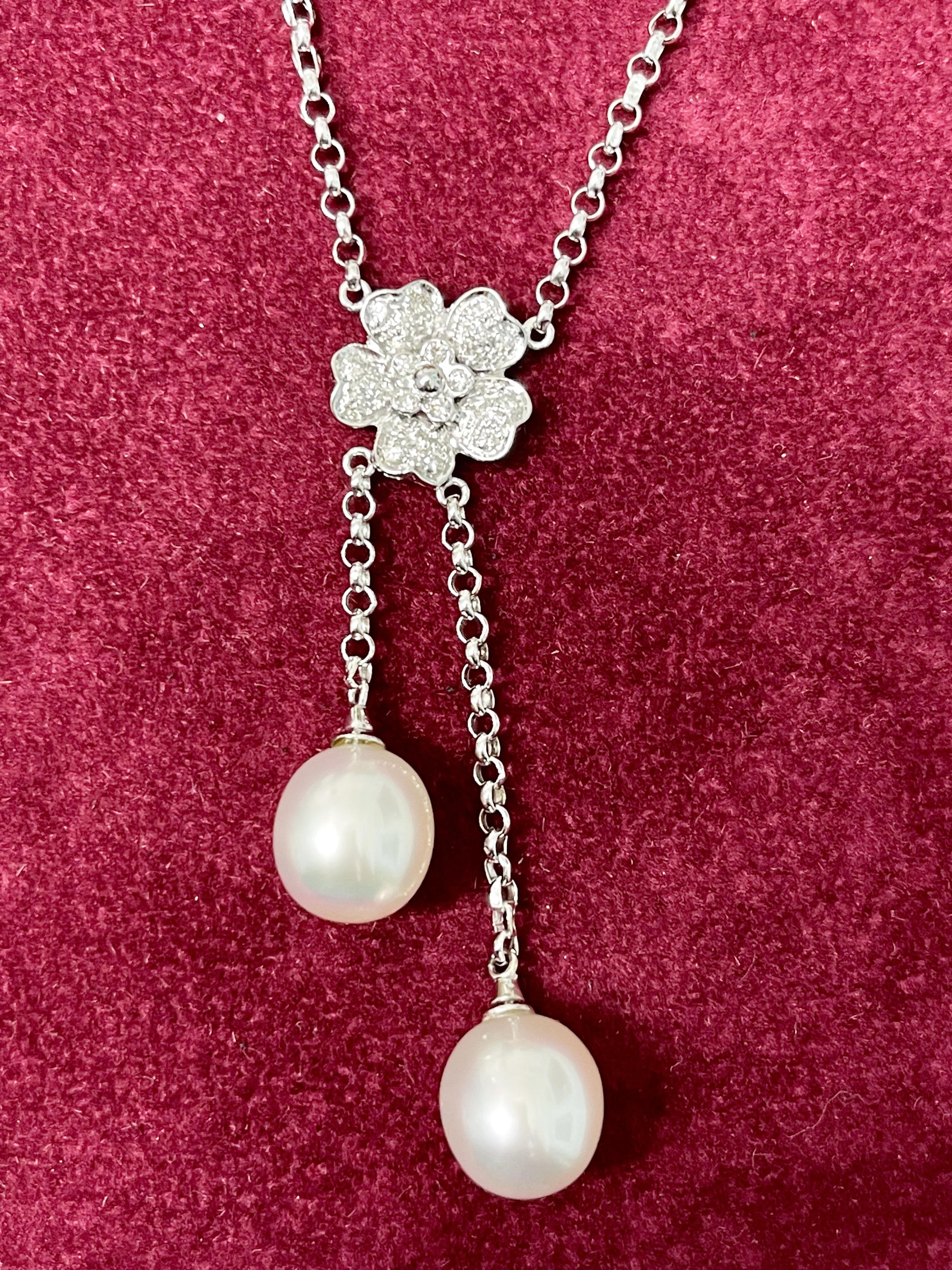 Mixed Cut 18 Karat White Gold Diamond Flower Pendant Necklace For Sale